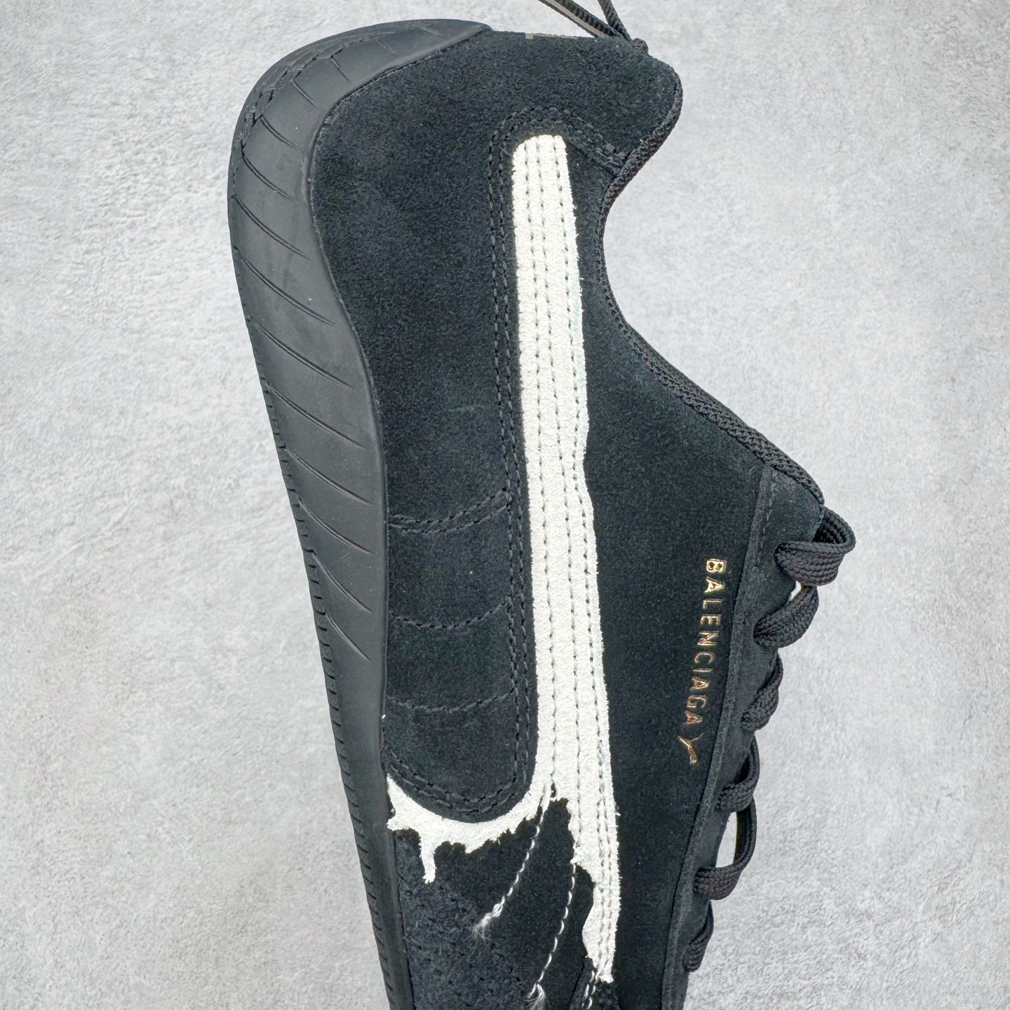 图片[6]-＃KZ纯原 Balenciaga x PUMA/彪马 Speedcat 巴黎世家联名系列薄底鞋牛皮圆头做旧磨损低帮生活休闲鞋 男女同款 口碑大厂出品 品控大底版型不断改良更新 全套原纸板楦头开发 确保原汁原味 完美呈现版型 一比一鞋头弧度高度鞋身弧度 独家私模原厂航空铝磨具打磨大底 鞋头坡度极致还原 无解鞋型 原盒原配 圈内天花板工艺 原厂玻璃冲刀 超高清洁度 全鞋零毛边皮料切割 选用了近两年人气极高的 “薄底鞋” PUMA Speedcat 为蓝本，带来了多个不同配色的联名鞋款。在色调上继承了这双赛车鞋原本的惯用方案，但鞋身侧面标志性的 PUMA Formstrip 标志则采用了 “破坏做旧” 的手法，这也是 Balenciaga 鞋款极为常见的风格。将白色的 PUMA Formstrip 撕掉了一大半，这极为 “粗暴” 的处理方式，在街头绝对有着十足的回头率。鞋头的 PUMA Logo 得以保留，烫金的 BALENCIAGA 字样则表明了它的联名身份，后跟则是鞋款的尺码，这也是 Balenciaga 鞋款的家族习惯。实拍调校N版已经零色差零失真 百分百还原实物色彩所见即所得 不存在货不对板色差等低级问题 选购参考实物拍摄 不混卖不参货 只用心做好货严格选品 承诺混一赔十 尺码：35.5 36 36.5 37.5 38 38.5 39 40 40.5 41 42 42.5 43 44 44.5 45 46-选品中心