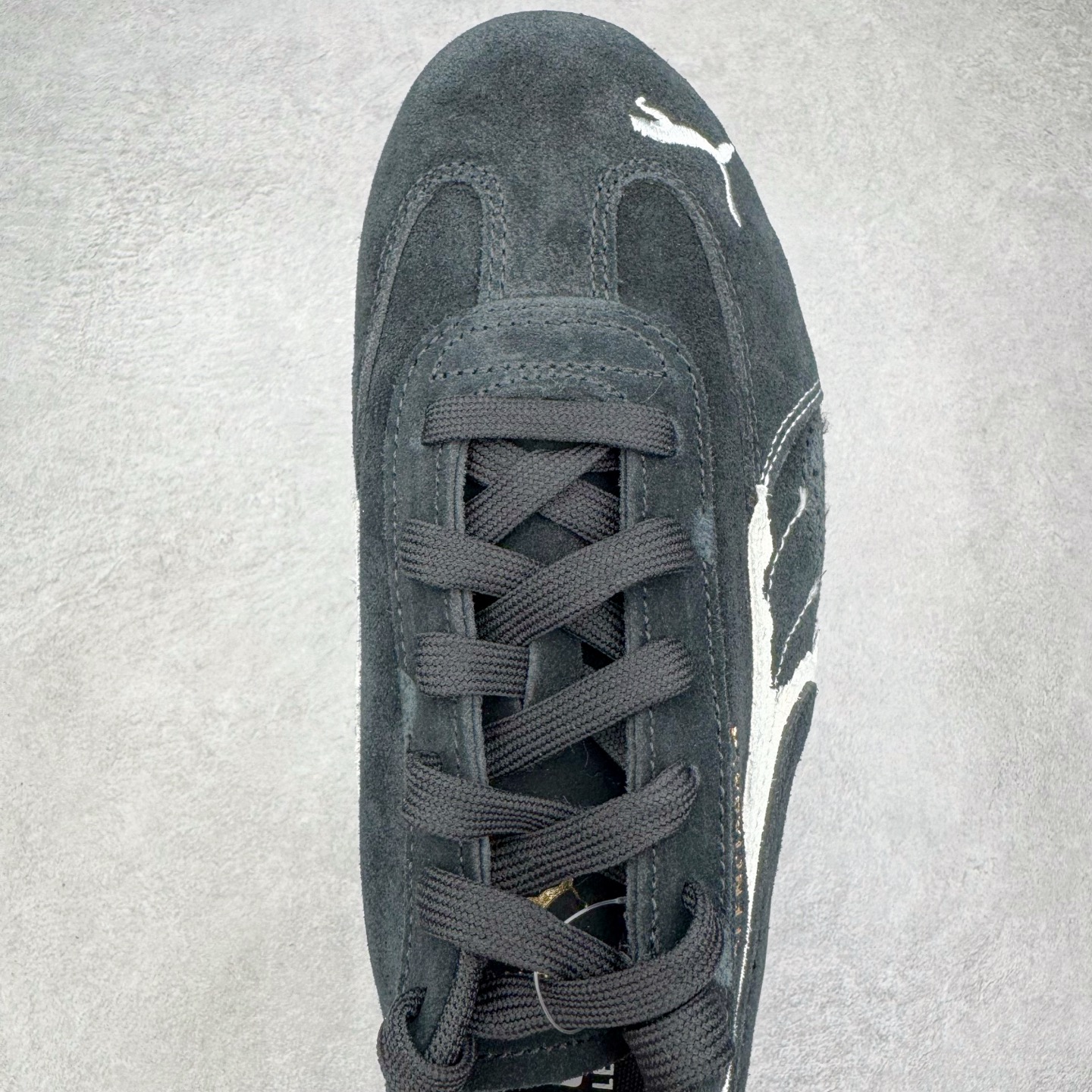 图片[4]-＃KZ纯原 Balenciaga x PUMA/彪马 Speedcat 巴黎世家联名系列薄底鞋牛皮圆头做旧磨损低帮生活休闲鞋 男女同款 口碑大厂出品 品控大底版型不断改良更新 全套原纸板楦头开发 确保原汁原味 完美呈现版型 一比一鞋头弧度高度鞋身弧度 独家私模原厂航空铝磨具打磨大底 鞋头坡度极致还原 无解鞋型 原盒原配 圈内天花板工艺 原厂玻璃冲刀 超高清洁度 全鞋零毛边皮料切割 选用了近两年人气极高的 “薄底鞋” PUMA Speedcat 为蓝本，带来了多个不同配色的联名鞋款。在色调上继承了这双赛车鞋原本的惯用方案，但鞋身侧面标志性的 PUMA Formstrip 标志则采用了 “破坏做旧” 的手法，这也是 Balenciaga 鞋款极为常见的风格。将白色的 PUMA Formstrip 撕掉了一大半，这极为 “粗暴” 的处理方式，在街头绝对有着十足的回头率。鞋头的 PUMA Logo 得以保留，烫金的 BALENCIAGA 字样则表明了它的联名身份，后跟则是鞋款的尺码，这也是 Balenciaga 鞋款的家族习惯。实拍调校N版已经零色差零失真 百分百还原实物色彩所见即所得 不存在货不对板色差等低级问题 选购参考实物拍摄 不混卖不参货 只用心做好货严格选品 承诺混一赔十 尺码：35.5 36 36.5 37.5 38 38.5 39 40 40.5 41 42 42.5 43 44 44.5 45 46-选品中心