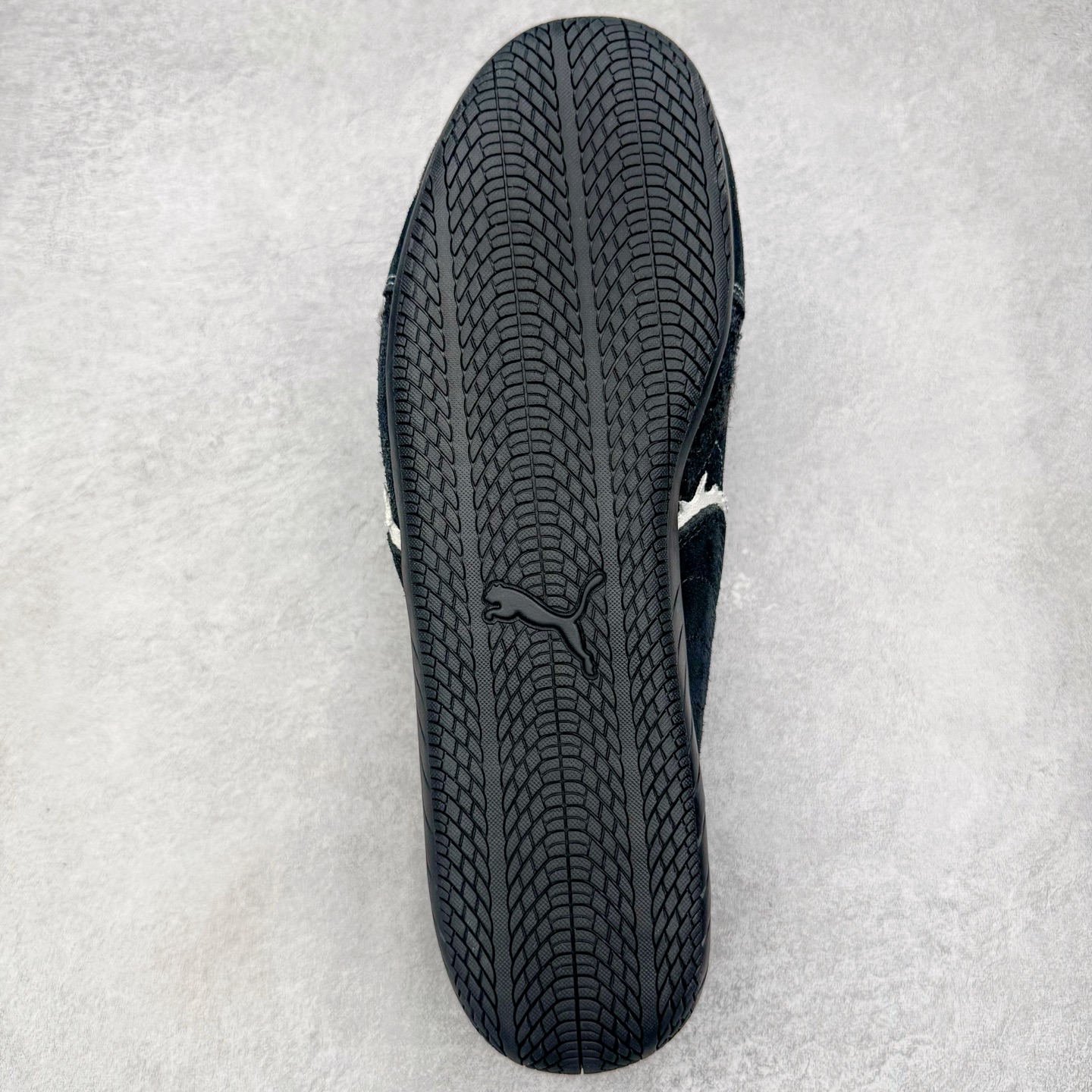 图片[9]-＃KZ纯原 Balenciaga x PUMA/彪马 Speedcat 巴黎世家联名系列薄底鞋牛皮圆头做旧磨损低帮生活休闲鞋 男女同款 口碑大厂出品 品控大底版型不断改良更新 全套原纸板楦头开发 确保原汁原味 完美呈现版型 一比一鞋头弧度高度鞋身弧度 独家私模原厂航空铝磨具打磨大底 鞋头坡度极致还原 无解鞋型 原盒原配 圈内天花板工艺 原厂玻璃冲刀 超高清洁度 全鞋零毛边皮料切割 选用了近两年人气极高的 “薄底鞋” PUMA Speedcat 为蓝本，带来了多个不同配色的联名鞋款。在色调上继承了这双赛车鞋原本的惯用方案，但鞋身侧面标志性的 PUMA Formstrip 标志则采用了 “破坏做旧” 的手法，这也是 Balenciaga 鞋款极为常见的风格。将白色的 PUMA Formstrip 撕掉了一大半，这极为 “粗暴” 的处理方式，在街头绝对有着十足的回头率。鞋头的 PUMA Logo 得以保留，烫金的 BALENCIAGA 字样则表明了它的联名身份，后跟则是鞋款的尺码，这也是 Balenciaga 鞋款的家族习惯。实拍调校N版已经零色差零失真 百分百还原实物色彩所见即所得 不存在货不对板色差等低级问题 选购参考实物拍摄 不混卖不参货 只用心做好货严格选品 承诺混一赔十 尺码：35.5 36 36.5 37.5 38 38.5 39 40 40.5 41 42 42.5 43 44 44.5 45 46-选品中心