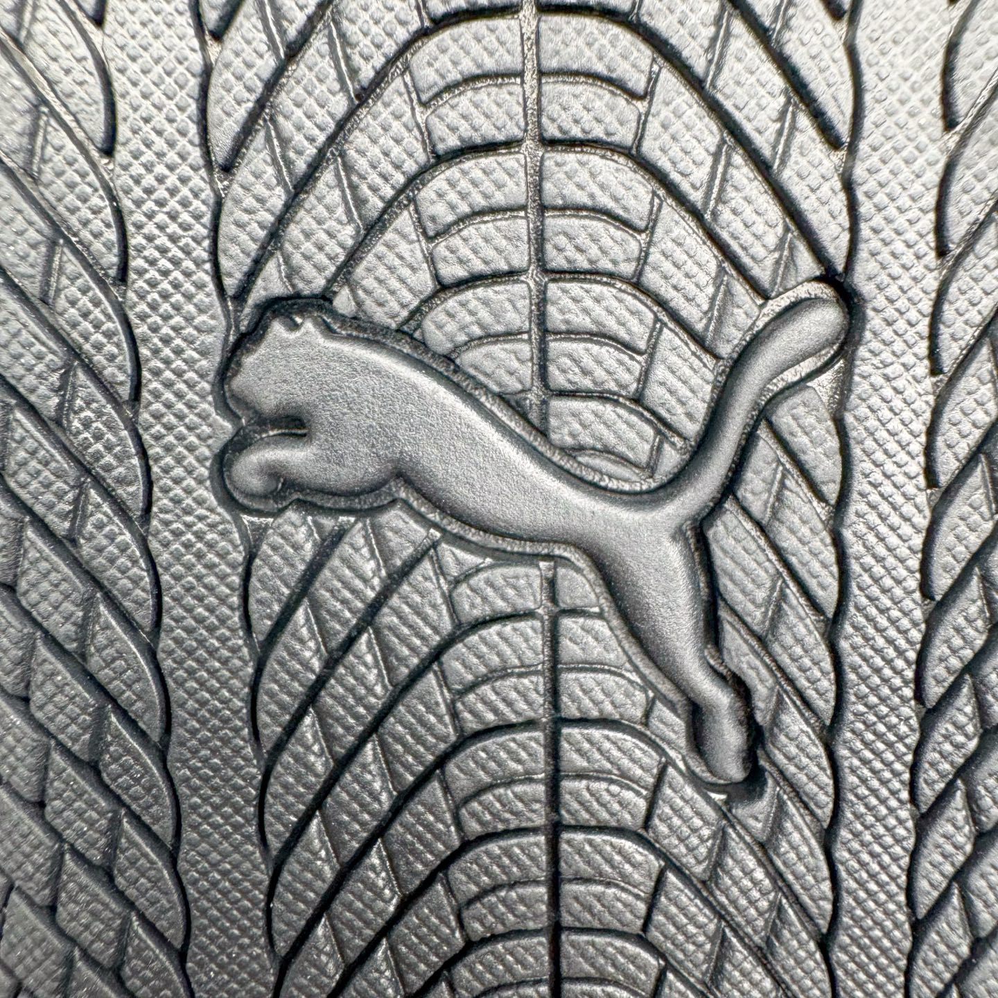 图片[22]-＃KZ纯原 Balenciaga x PUMA/彪马 Speedcat 巴黎世家联名系列薄底鞋牛皮圆头做旧磨损低帮生活休闲鞋 男女同款 口碑大厂出品 品控大底版型不断改良更新 全套原纸板楦头开发 确保原汁原味 完美呈现版型 一比一鞋头弧度高度鞋身弧度 独家私模原厂航空铝磨具打磨大底 鞋头坡度极致还原 无解鞋型 原盒原配 圈内天花板工艺 原厂玻璃冲刀 超高清洁度 全鞋零毛边皮料切割 选用了近两年人气极高的 “薄底鞋” PUMA Speedcat 为蓝本，带来了多个不同配色的联名鞋款。在色调上继承了这双赛车鞋原本的惯用方案，但鞋身侧面标志性的 PUMA Formstrip 标志则采用了 “破坏做旧” 的手法，这也是 Balenciaga 鞋款极为常见的风格。将白色的 PUMA Formstrip 撕掉了一大半，这极为 “粗暴” 的处理方式，在街头绝对有着十足的回头率。鞋头的 PUMA Logo 得以保留，烫金的 BALENCIAGA 字样则表明了它的联名身份，后跟则是鞋款的尺码，这也是 Balenciaga 鞋款的家族习惯。实拍调校N版已经零色差零失真 百分百还原实物色彩所见即所得 不存在货不对板色差等低级问题 选购参考实物拍摄 不混卖不参货 只用心做好货严格选品 承诺混一赔十 尺码：35.5 36 36.5 37.5 38 38.5 39 40 40.5 41 42 42.5 43 44 44.5 45 46-选品中心