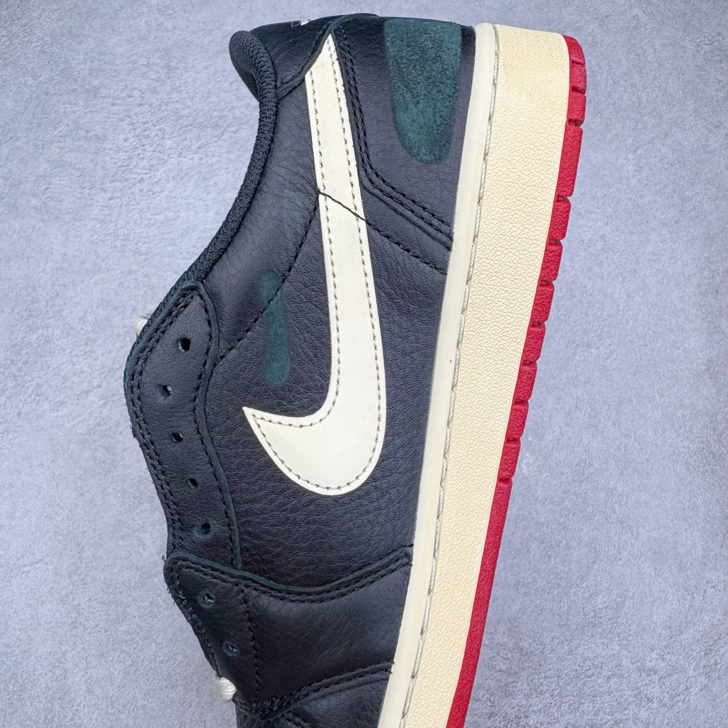 图片[7]-＃PK纯原 Nigel Sylvester x Jordan Air Jordan AJ1 Low OG Nitro \\\”Better With Time\\\” 舒适百搭 防滑耐磨低帮复古篮球鞋 男女同款 联名白黑红 IB8958-001 全新批次 Ljr同源清远全套加持 圈内最强倒钩系列 高端零售特供批次 产品品控稳定性领先行业 各方面均可对飙L版 良心定价不杀猪 SZ原厂全套原楦原纸板冲刀磨具开发 原厂皮料加持 原厂港宝加持定型后跟R度完美 同源原厂电绣 鬼脸飞翼针数密度立体效果一致 百分百一致原鞋 原厂拉帮工艺 针距密度一致 后跟弧度收口自然不对折 极致一眼正品既视感 进口玻璃冲刀皮料裁剪零毛边 全鞋电脑针车工艺 品控清洁度最高QC检验标准 免检产品 原厂订购鞋盒、鞋标、防尘纸、鞋撑、鞋带 追求极致的原厂味道 尺码：40 40.5 41 42 42.5 43 44 44.5 45 46 47.5 48.5-选品中心