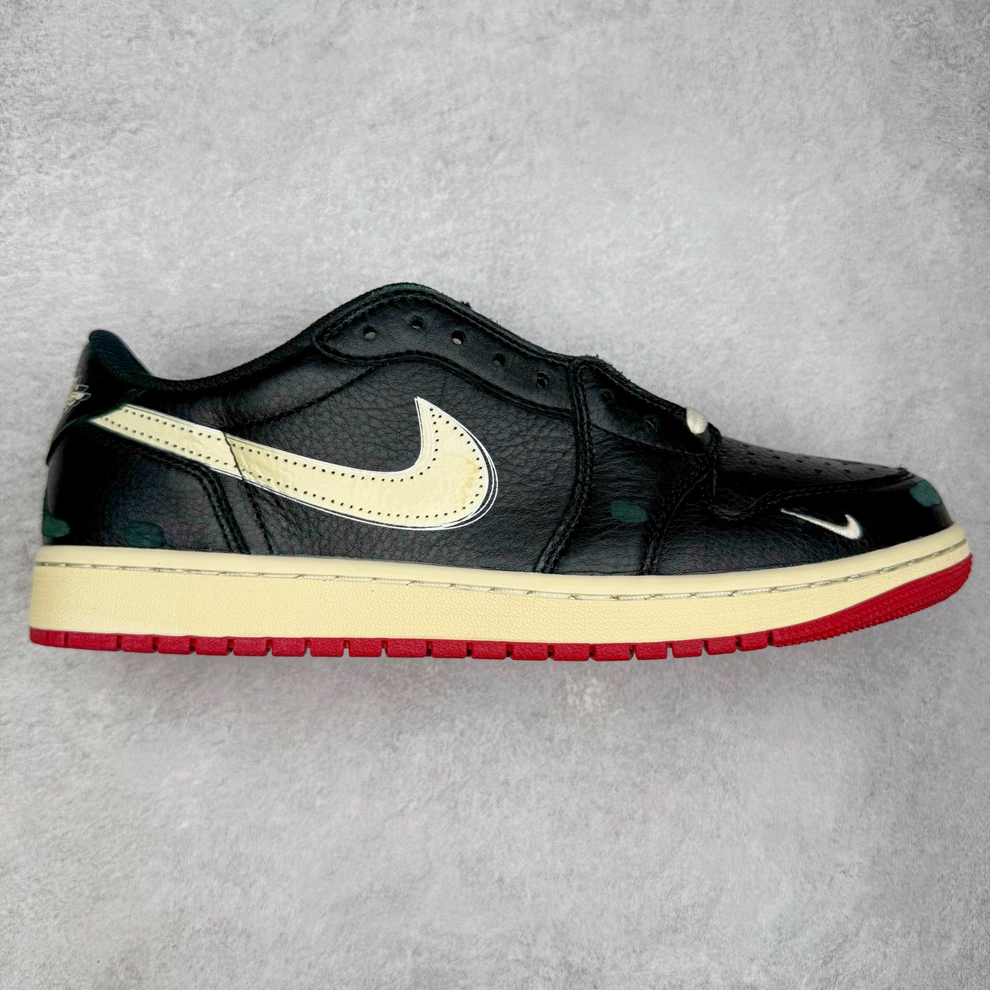 ＃PK纯原 Nigel Sylvester x Jordan Air Jordan AJ1 Low OG Nitro \\\”Better With Time\\\” 舒适百搭 防滑耐磨低帮复古篮球鞋 男女同款 联名白黑红 IB8958-001 全新批次 Ljr同源清远全套加持 圈内最强倒钩系列 高端零售特供批次 产品品控稳定性领先行业 各方面均可对飙L版 良心定价不杀猪 SZ原厂全套原楦原纸板冲刀磨具开发 原厂皮料加持 原厂港宝加持定型后跟R度完美 同源原厂电绣 鬼脸飞翼针数密度立体效果一致 百分百一致原鞋 原厂拉帮工艺 针距密度一致 后跟弧度收口自然不对折 极致一眼正品既视感 进口玻璃冲刀皮料裁剪零毛边 全鞋电脑针车工艺 品控清洁度最高QC检验标准 免检产品 原厂订购鞋盒、鞋标、防尘纸、鞋撑、鞋带 追求极致的原厂味道 尺码：40 40.5 41 42 42.5 43 44 44.5 45 46 47.5 48.5-选品中心