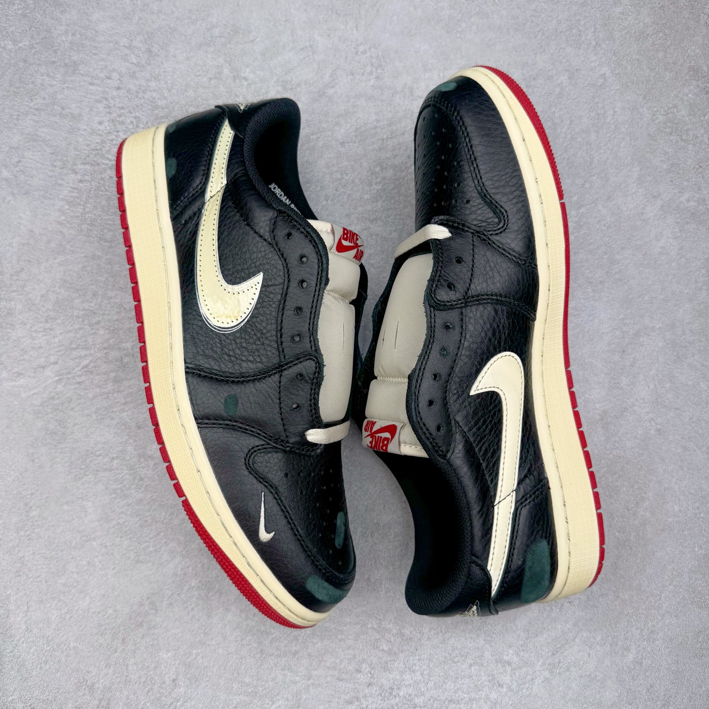 图片[3]-＃PK纯原 Nigel Sylvester x Jordan Air Jordan AJ1 Low OG Nitro \\\”Better With Time\\\” 舒适百搭 防滑耐磨低帮复古篮球鞋 男女同款 联名白黑红 IB8958-001 全新批次 Ljr同源清远全套加持 圈内最强倒钩系列 高端零售特供批次 产品品控稳定性领先行业 各方面均可对飙L版 良心定价不杀猪 SZ原厂全套原楦原纸板冲刀磨具开发 原厂皮料加持 原厂港宝加持定型后跟R度完美 同源原厂电绣 鬼脸飞翼针数密度立体效果一致 百分百一致原鞋 原厂拉帮工艺 针距密度一致 后跟弧度收口自然不对折 极致一眼正品既视感 进口玻璃冲刀皮料裁剪零毛边 全鞋电脑针车工艺 品控清洁度最高QC检验标准 免检产品 原厂订购鞋盒、鞋标、防尘纸、鞋撑、鞋带 追求极致的原厂味道 尺码：40 40.5 41 42 42.5 43 44 44.5 45 46 47.5 48.5-选品中心