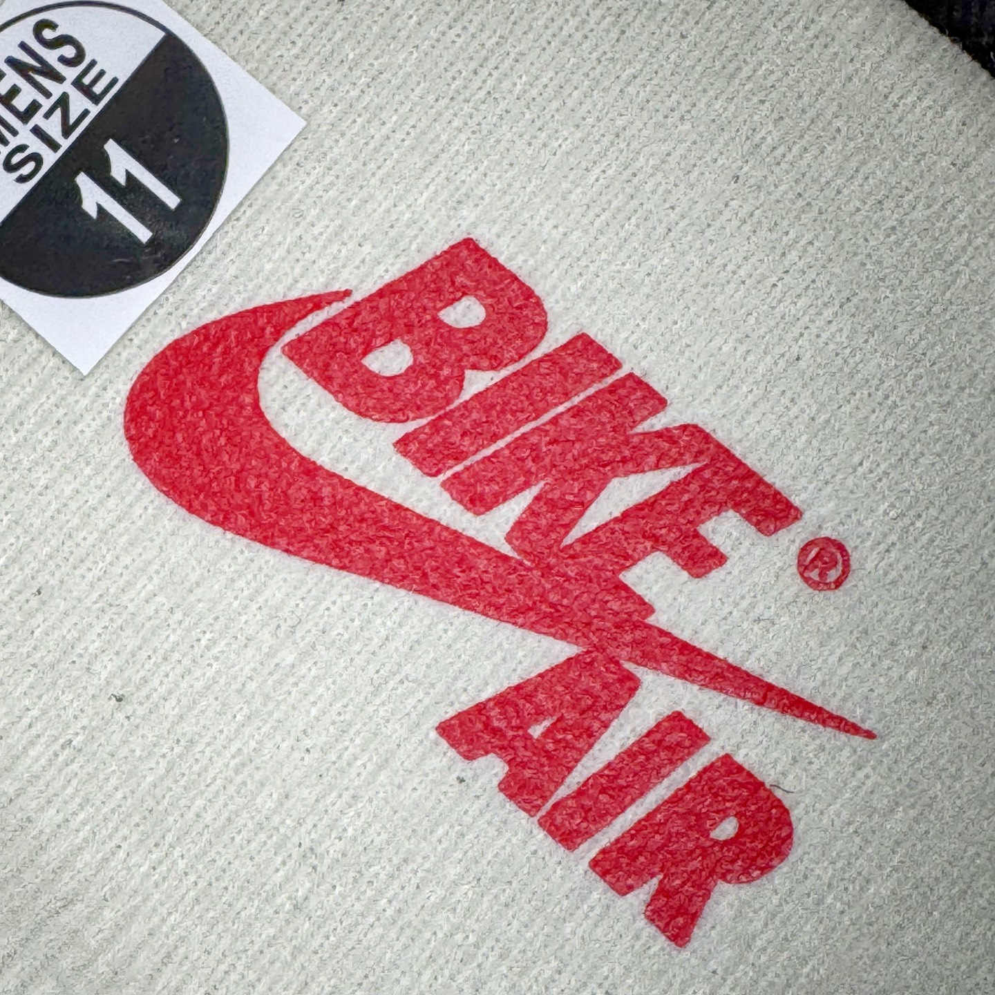 图片[12]-＃PK纯原 Nigel Sylvester x Jordan Air Jordan AJ1 Low OG Nitro \\\”Better With Time\\\” 舒适百搭 防滑耐磨低帮复古篮球鞋 男女同款 联名白黑红 IB8958-001 全新批次 Ljr同源清远全套加持 圈内最强倒钩系列 高端零售特供批次 产品品控稳定性领先行业 各方面均可对飙L版 良心定价不杀猪 SZ原厂全套原楦原纸板冲刀磨具开发 原厂皮料加持 原厂港宝加持定型后跟R度完美 同源原厂电绣 鬼脸飞翼针数密度立体效果一致 百分百一致原鞋 原厂拉帮工艺 针距密度一致 后跟弧度收口自然不对折 极致一眼正品既视感 进口玻璃冲刀皮料裁剪零毛边 全鞋电脑针车工艺 品控清洁度最高QC检验标准 免检产品 原厂订购鞋盒、鞋标、防尘纸、鞋撑、鞋带 追求极致的原厂味道 尺码：40 40.5 41 42 42.5 43 44 44.5 45 46 47.5 48.5-选品中心