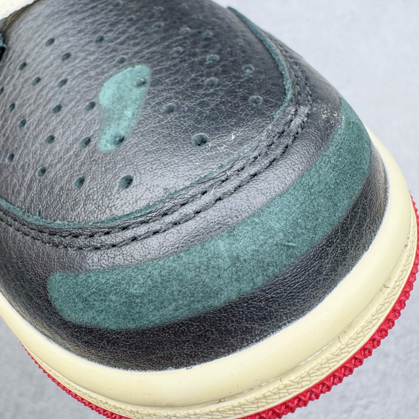 图片[15]-＃PK纯原 Nigel Sylvester x Jordan Air Jordan AJ1 Low OG Nitro \\\”Better With Time\\\” 舒适百搭 防滑耐磨低帮复古篮球鞋 男女同款 联名白黑红 IB8958-001 全新批次 Ljr同源清远全套加持 圈内最强倒钩系列 高端零售特供批次 产品品控稳定性领先行业 各方面均可对飙L版 良心定价不杀猪 SZ原厂全套原楦原纸板冲刀磨具开发 原厂皮料加持 原厂港宝加持定型后跟R度完美 同源原厂电绣 鬼脸飞翼针数密度立体效果一致 百分百一致原鞋 原厂拉帮工艺 针距密度一致 后跟弧度收口自然不对折 极致一眼正品既视感 进口玻璃冲刀皮料裁剪零毛边 全鞋电脑针车工艺 品控清洁度最高QC检验标准 免检产品 原厂订购鞋盒、鞋标、防尘纸、鞋撑、鞋带 追求极致的原厂味道 尺码：40 40.5 41 42 42.5 43 44 44.5 45 46 47.5 48.5-选品中心