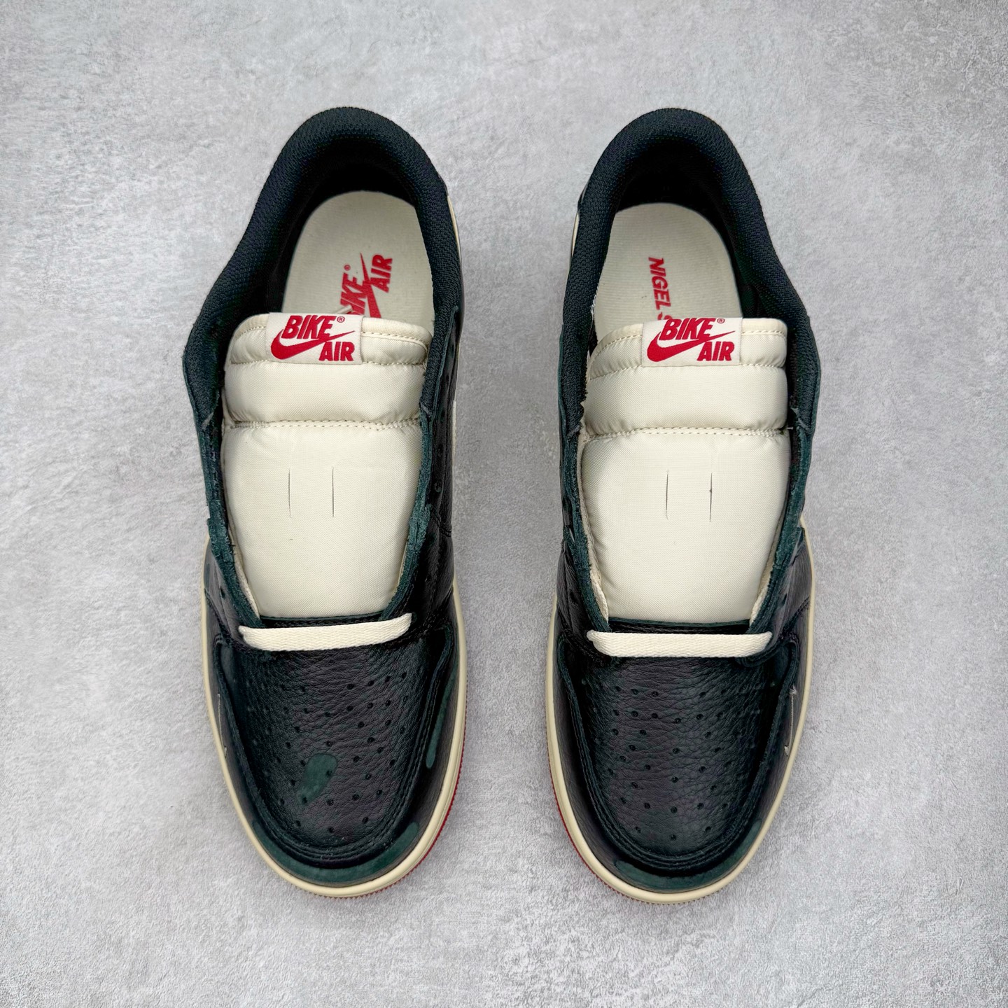图片[2]-＃PK纯原 Nigel Sylvester x Jordan Air Jordan AJ1 Low OG Nitro \\\”Better With Time\\\” 舒适百搭 防滑耐磨低帮复古篮球鞋 男女同款 联名白黑红 IB8958-001 全新批次 Ljr同源清远全套加持 圈内最强倒钩系列 高端零售特供批次 产品品控稳定性领先行业 各方面均可对飙L版 良心定价不杀猪 SZ原厂全套原楦原纸板冲刀磨具开发 原厂皮料加持 原厂港宝加持定型后跟R度完美 同源原厂电绣 鬼脸飞翼针数密度立体效果一致 百分百一致原鞋 原厂拉帮工艺 针距密度一致 后跟弧度收口自然不对折 极致一眼正品既视感 进口玻璃冲刀皮料裁剪零毛边 全鞋电脑针车工艺 品控清洁度最高QC检验标准 免检产品 原厂订购鞋盒、鞋标、防尘纸、鞋撑、鞋带 追求极致的原厂味道 尺码：40 40.5 41 42 42.5 43 44 44.5 45 46 47.5 48.5-选品中心
