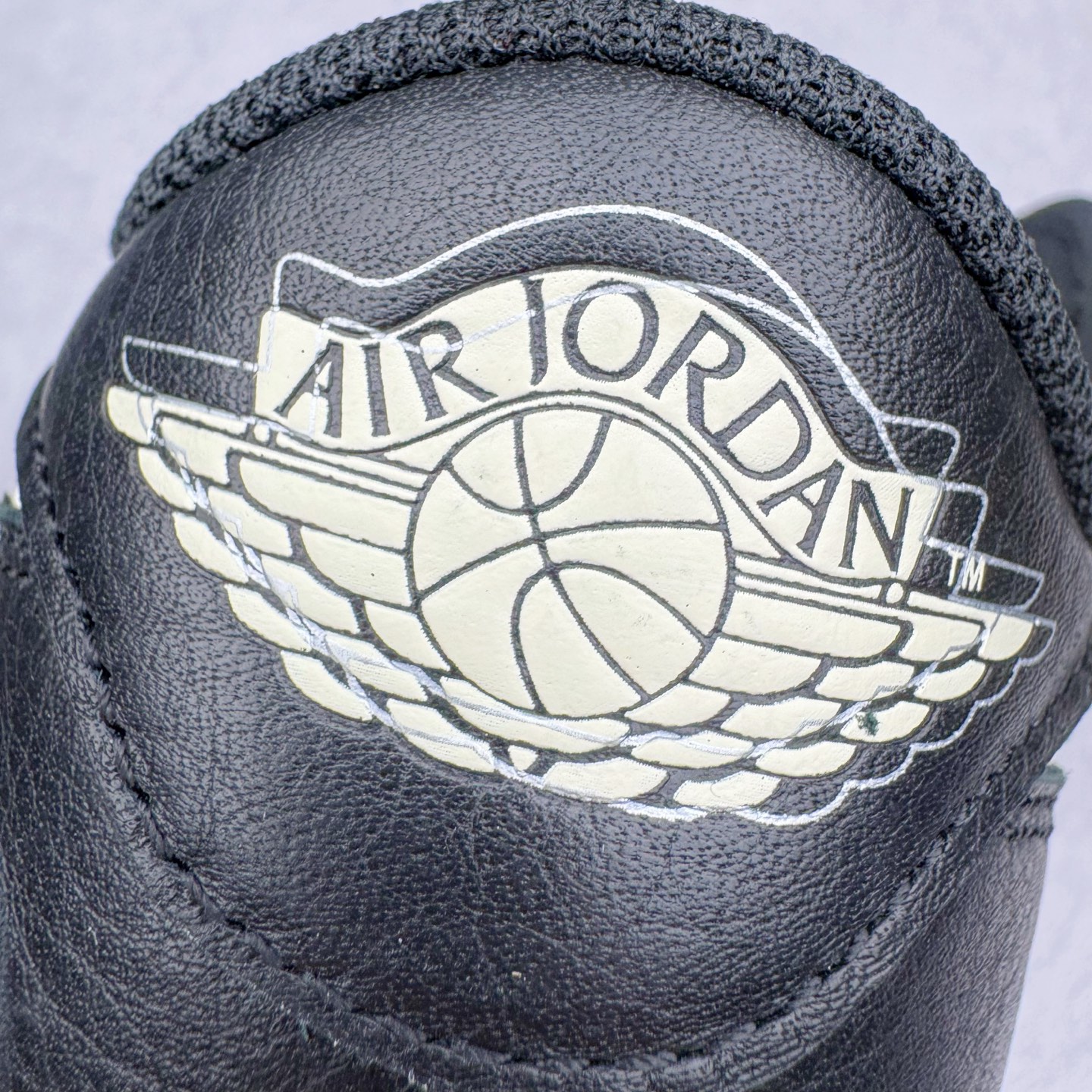 图片[17]-＃PK纯原 Nigel Sylvester x Jordan Air Jordan AJ1 Low OG Nitro \\\”Better With Time\\\” 舒适百搭 防滑耐磨低帮复古篮球鞋 男女同款 联名白黑红 IB8958-001 全新批次 Ljr同源清远全套加持 圈内最强倒钩系列 高端零售特供批次 产品品控稳定性领先行业 各方面均可对飙L版 良心定价不杀猪 SZ原厂全套原楦原纸板冲刀磨具开发 原厂皮料加持 原厂港宝加持定型后跟R度完美 同源原厂电绣 鬼脸飞翼针数密度立体效果一致 百分百一致原鞋 原厂拉帮工艺 针距密度一致 后跟弧度收口自然不对折 极致一眼正品既视感 进口玻璃冲刀皮料裁剪零毛边 全鞋电脑针车工艺 品控清洁度最高QC检验标准 免检产品 原厂订购鞋盒、鞋标、防尘纸、鞋撑、鞋带 追求极致的原厂味道 尺码：40 40.5 41 42 42.5 43 44 44.5 45 46 47.5 48.5-选品中心