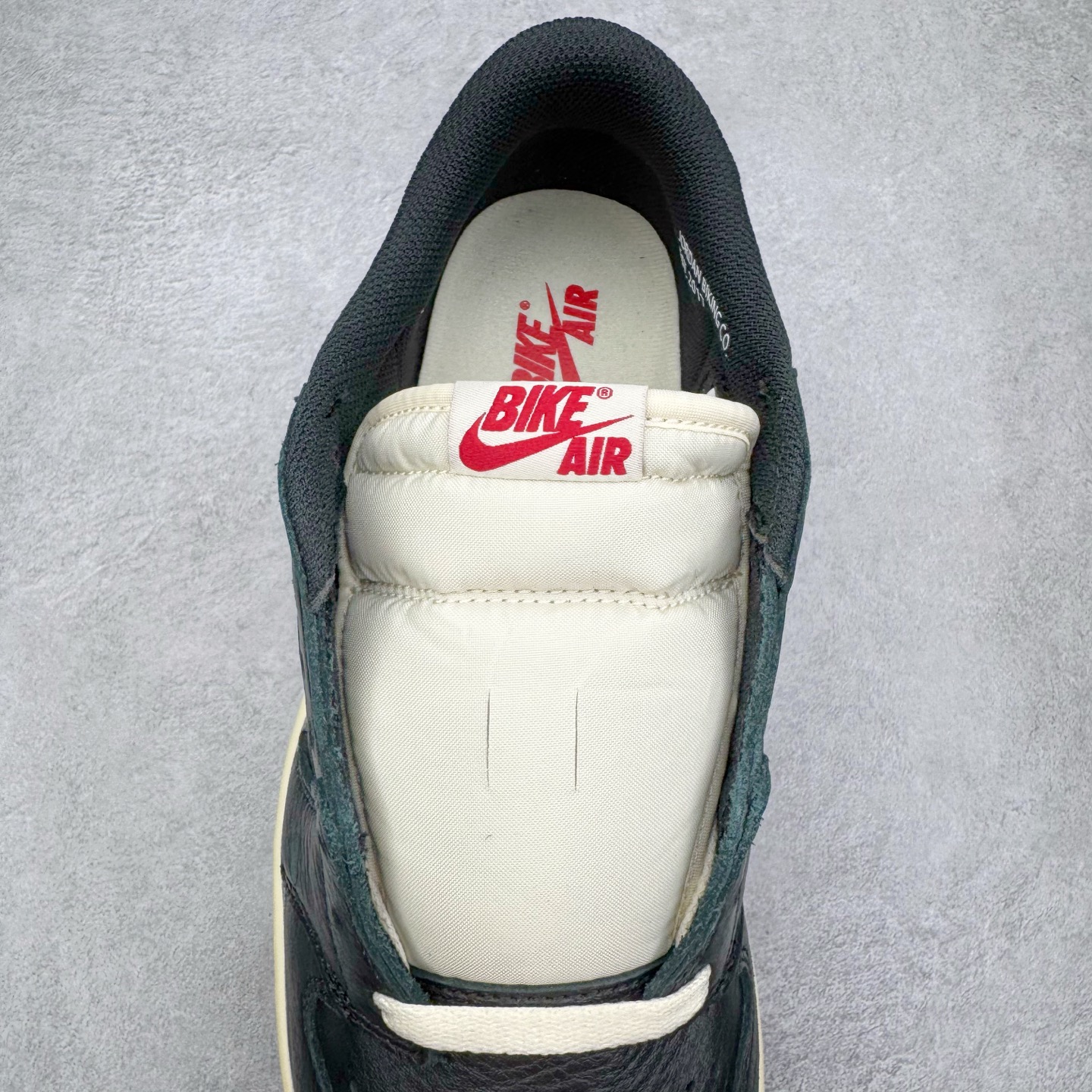 图片[5]-＃PK纯原 Nigel Sylvester x Jordan Air Jordan AJ1 Low OG Nitro \\\”Better With Time\\\” 舒适百搭 防滑耐磨低帮复古篮球鞋 男女同款 联名白黑红 IB8958-001 全新批次 Ljr同源清远全套加持 圈内最强倒钩系列 高端零售特供批次 产品品控稳定性领先行业 各方面均可对飙L版 良心定价不杀猪 SZ原厂全套原楦原纸板冲刀磨具开发 原厂皮料加持 原厂港宝加持定型后跟R度完美 同源原厂电绣 鬼脸飞翼针数密度立体效果一致 百分百一致原鞋 原厂拉帮工艺 针距密度一致 后跟弧度收口自然不对折 极致一眼正品既视感 进口玻璃冲刀皮料裁剪零毛边 全鞋电脑针车工艺 品控清洁度最高QC检验标准 免检产品 原厂订购鞋盒、鞋标、防尘纸、鞋撑、鞋带 追求极致的原厂味道 尺码：40 40.5 41 42 42.5 43 44 44.5 45 46 47.5 48.5-选品中心