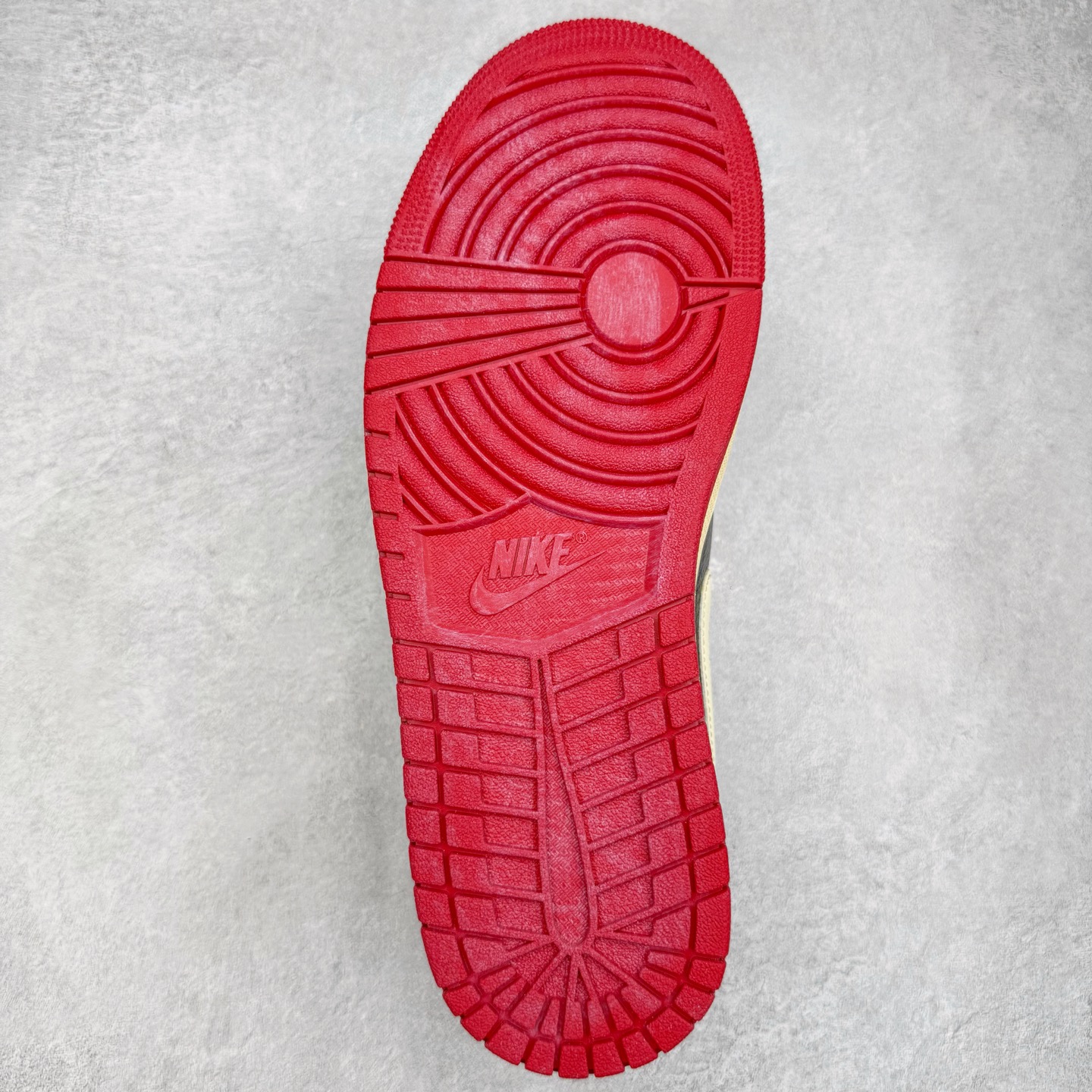 图片[9]-＃PK纯原 Nigel Sylvester x Jordan Air Jordan AJ1 Low OG Nitro \\\”Better With Time\\\” 舒适百搭 防滑耐磨低帮复古篮球鞋 男女同款 联名白黑红 IB8958-001 全新批次 Ljr同源清远全套加持 圈内最强倒钩系列 高端零售特供批次 产品品控稳定性领先行业 各方面均可对飙L版 良心定价不杀猪 SZ原厂全套原楦原纸板冲刀磨具开发 原厂皮料加持 原厂港宝加持定型后跟R度完美 同源原厂电绣 鬼脸飞翼针数密度立体效果一致 百分百一致原鞋 原厂拉帮工艺 针距密度一致 后跟弧度收口自然不对折 极致一眼正品既视感 进口玻璃冲刀皮料裁剪零毛边 全鞋电脑针车工艺 品控清洁度最高QC检验标准 免检产品 原厂订购鞋盒、鞋标、防尘纸、鞋撑、鞋带 追求极致的原厂味道 尺码：40 40.5 41 42 42.5 43 44 44.5 45 46 47.5 48.5-选品中心