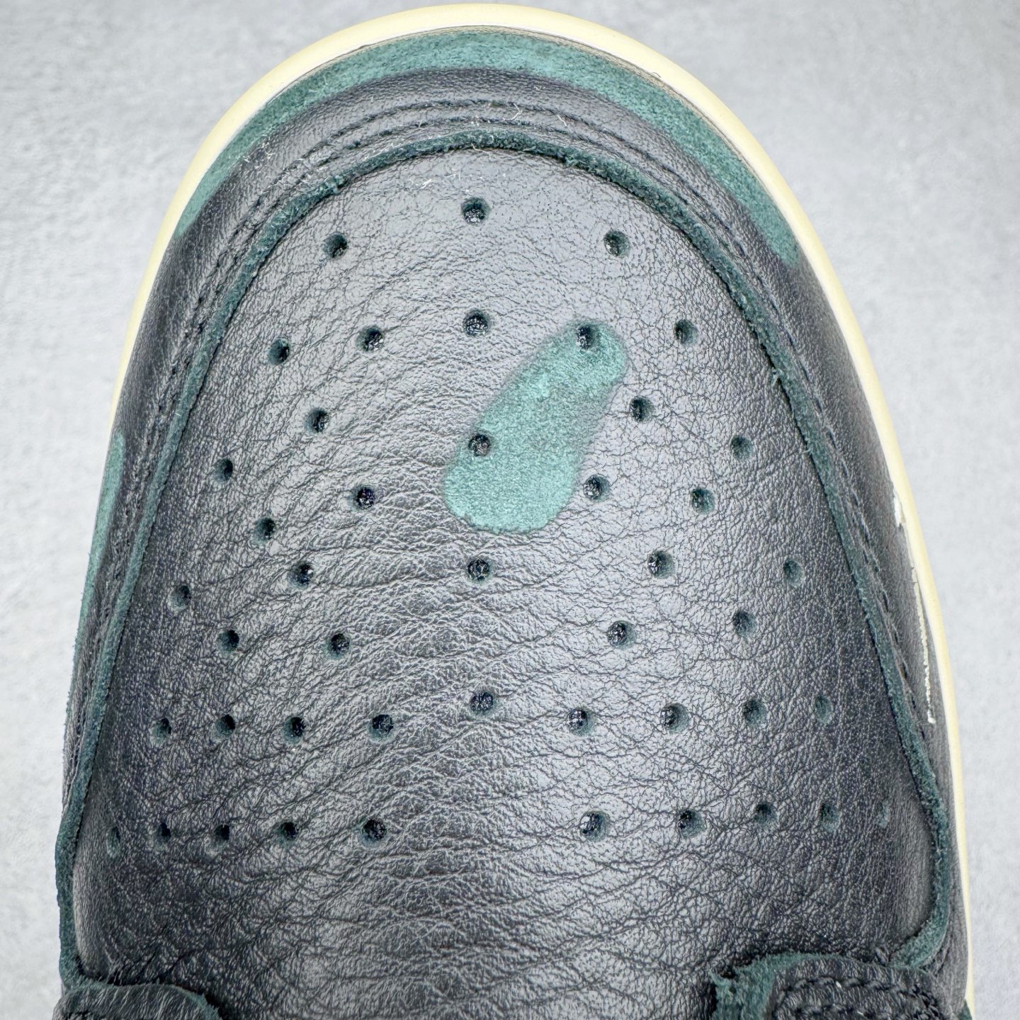 图片[16]-＃PK纯原 Nigel Sylvester x Jordan Air Jordan AJ1 Low OG Nitro \\\”Better With Time\\\” 舒适百搭 防滑耐磨低帮复古篮球鞋 男女同款 联名白黑红 IB8958-001 全新批次 Ljr同源清远全套加持 圈内最强倒钩系列 高端零售特供批次 产品品控稳定性领先行业 各方面均可对飙L版 良心定价不杀猪 SZ原厂全套原楦原纸板冲刀磨具开发 原厂皮料加持 原厂港宝加持定型后跟R度完美 同源原厂电绣 鬼脸飞翼针数密度立体效果一致 百分百一致原鞋 原厂拉帮工艺 针距密度一致 后跟弧度收口自然不对折 极致一眼正品既视感 进口玻璃冲刀皮料裁剪零毛边 全鞋电脑针车工艺 品控清洁度最高QC检验标准 免检产品 原厂订购鞋盒、鞋标、防尘纸、鞋撑、鞋带 追求极致的原厂味道 尺码：40 40.5 41 42 42.5 43 44 44.5 45 46 47.5 48.5-选品中心