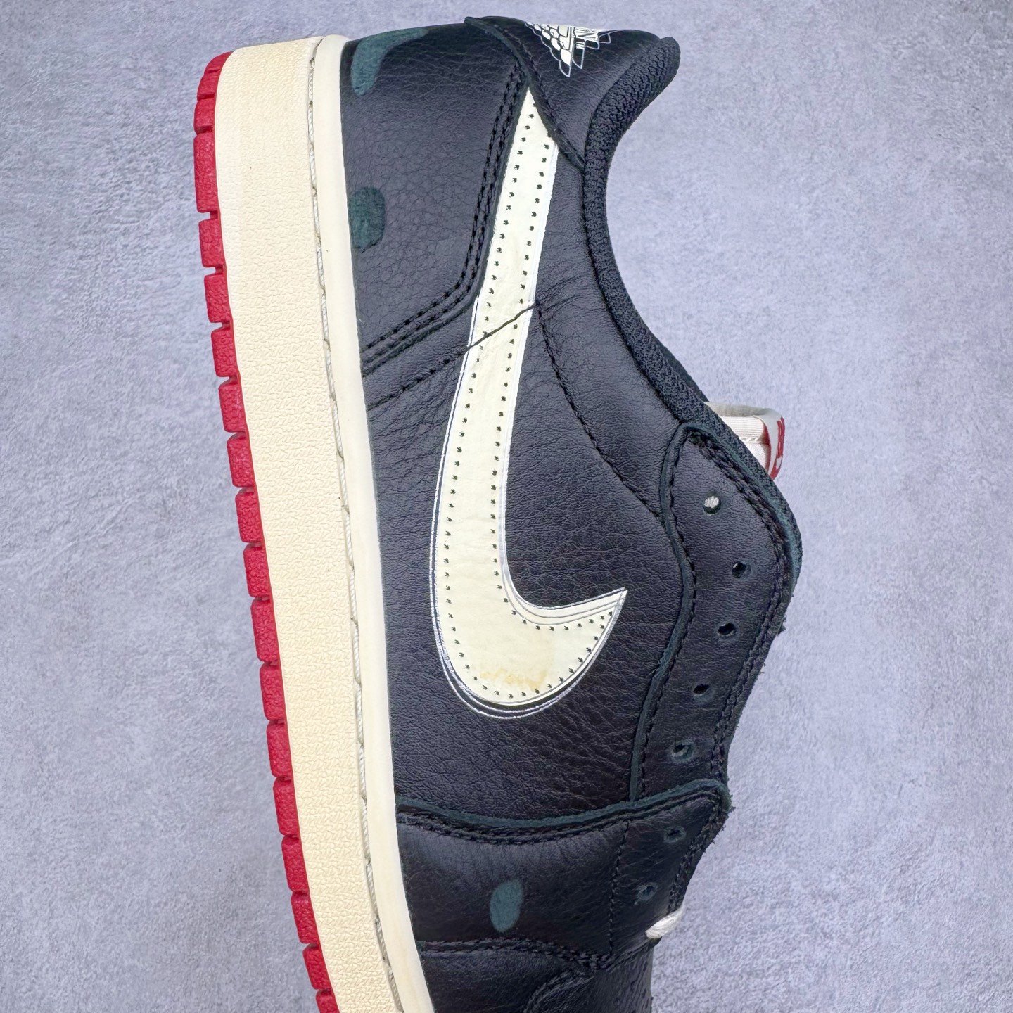图片[6]-＃PK纯原 Nigel Sylvester x Jordan Air Jordan AJ1 Low OG Nitro \\\”Better With Time\\\” 舒适百搭 防滑耐磨低帮复古篮球鞋 男女同款 联名白黑红 IB8958-001 全新批次 Ljr同源清远全套加持 圈内最强倒钩系列 高端零售特供批次 产品品控稳定性领先行业 各方面均可对飙L版 良心定价不杀猪 SZ原厂全套原楦原纸板冲刀磨具开发 原厂皮料加持 原厂港宝加持定型后跟R度完美 同源原厂电绣 鬼脸飞翼针数密度立体效果一致 百分百一致原鞋 原厂拉帮工艺 针距密度一致 后跟弧度收口自然不对折 极致一眼正品既视感 进口玻璃冲刀皮料裁剪零毛边 全鞋电脑针车工艺 品控清洁度最高QC检验标准 免检产品 原厂订购鞋盒、鞋标、防尘纸、鞋撑、鞋带 追求极致的原厂味道 尺码：40 40.5 41 42 42.5 43 44 44.5 45 46 47.5 48.5-选品中心