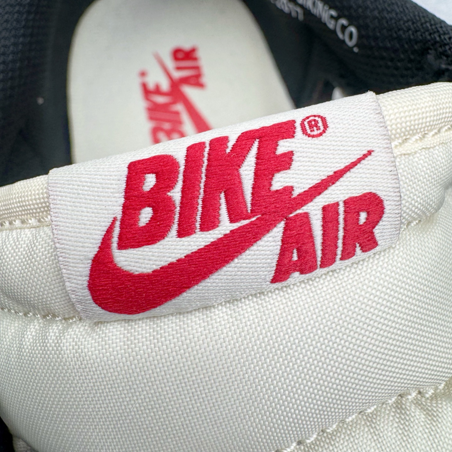 图片[14]-＃PK纯原 Nigel Sylvester x Jordan Air Jordan AJ1 Low OG Nitro \\\”Better With Time\\\” 舒适百搭 防滑耐磨低帮复古篮球鞋 男女同款 联名白黑红 IB8958-001 全新批次 Ljr同源清远全套加持 圈内最强倒钩系列 高端零售特供批次 产品品控稳定性领先行业 各方面均可对飙L版 良心定价不杀猪 SZ原厂全套原楦原纸板冲刀磨具开发 原厂皮料加持 原厂港宝加持定型后跟R度完美 同源原厂电绣 鬼脸飞翼针数密度立体效果一致 百分百一致原鞋 原厂拉帮工艺 针距密度一致 后跟弧度收口自然不对折 极致一眼正品既视感 进口玻璃冲刀皮料裁剪零毛边 全鞋电脑针车工艺 品控清洁度最高QC检验标准 免检产品 原厂订购鞋盒、鞋标、防尘纸、鞋撑、鞋带 追求极致的原厂味道 尺码：40 40.5 41 42 42.5 43 44 44.5 45 46 47.5 48.5-选品中心