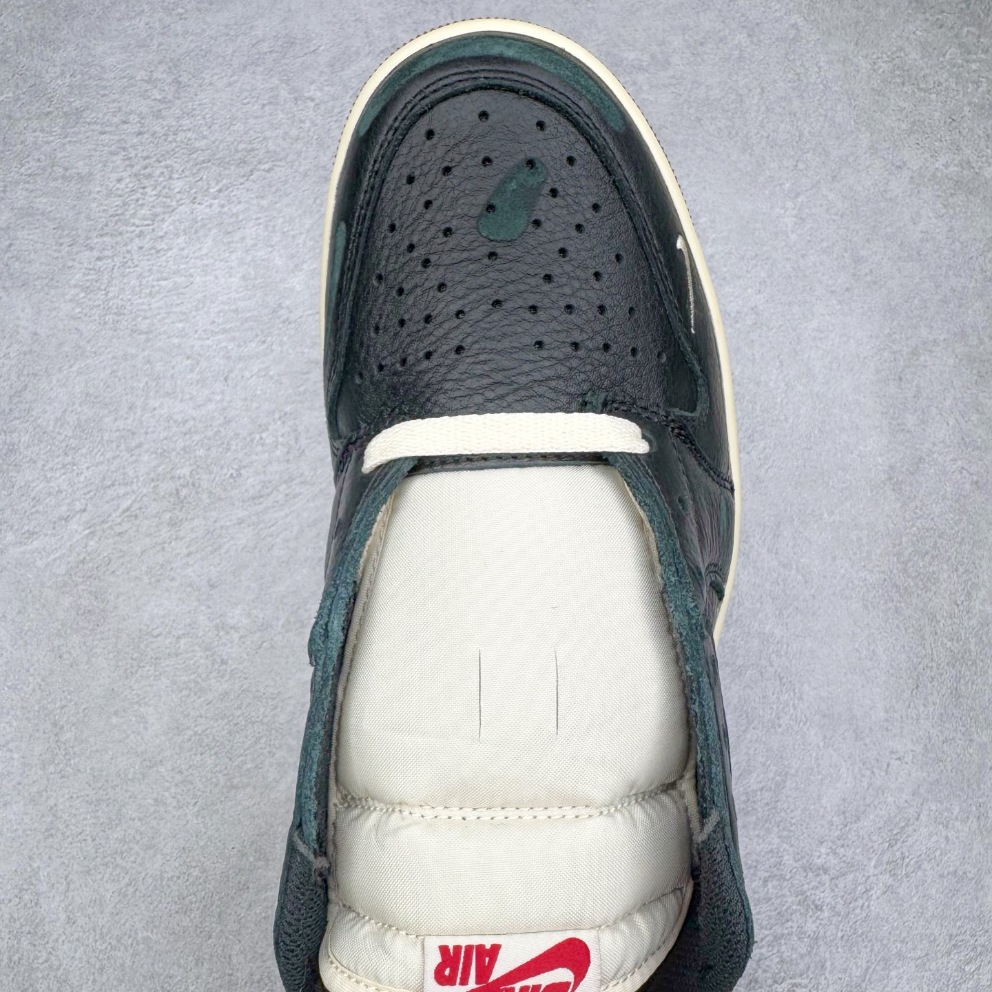 图片[4]-＃PK纯原 Nigel Sylvester x Jordan Air Jordan AJ1 Low OG Nitro \\\”Better With Time\\\” 舒适百搭 防滑耐磨低帮复古篮球鞋 男女同款 联名白黑红 IB8958-001 全新批次 Ljr同源清远全套加持 圈内最强倒钩系列 高端零售特供批次 产品品控稳定性领先行业 各方面均可对飙L版 良心定价不杀猪 SZ原厂全套原楦原纸板冲刀磨具开发 原厂皮料加持 原厂港宝加持定型后跟R度完美 同源原厂电绣 鬼脸飞翼针数密度立体效果一致 百分百一致原鞋 原厂拉帮工艺 针距密度一致 后跟弧度收口自然不对折 极致一眼正品既视感 进口玻璃冲刀皮料裁剪零毛边 全鞋电脑针车工艺 品控清洁度最高QC检验标准 免检产品 原厂订购鞋盒、鞋标、防尘纸、鞋撑、鞋带 追求极致的原厂味道 尺码：40 40.5 41 42 42.5 43 44 44.5 45 46 47.5 48.5-选品中心
