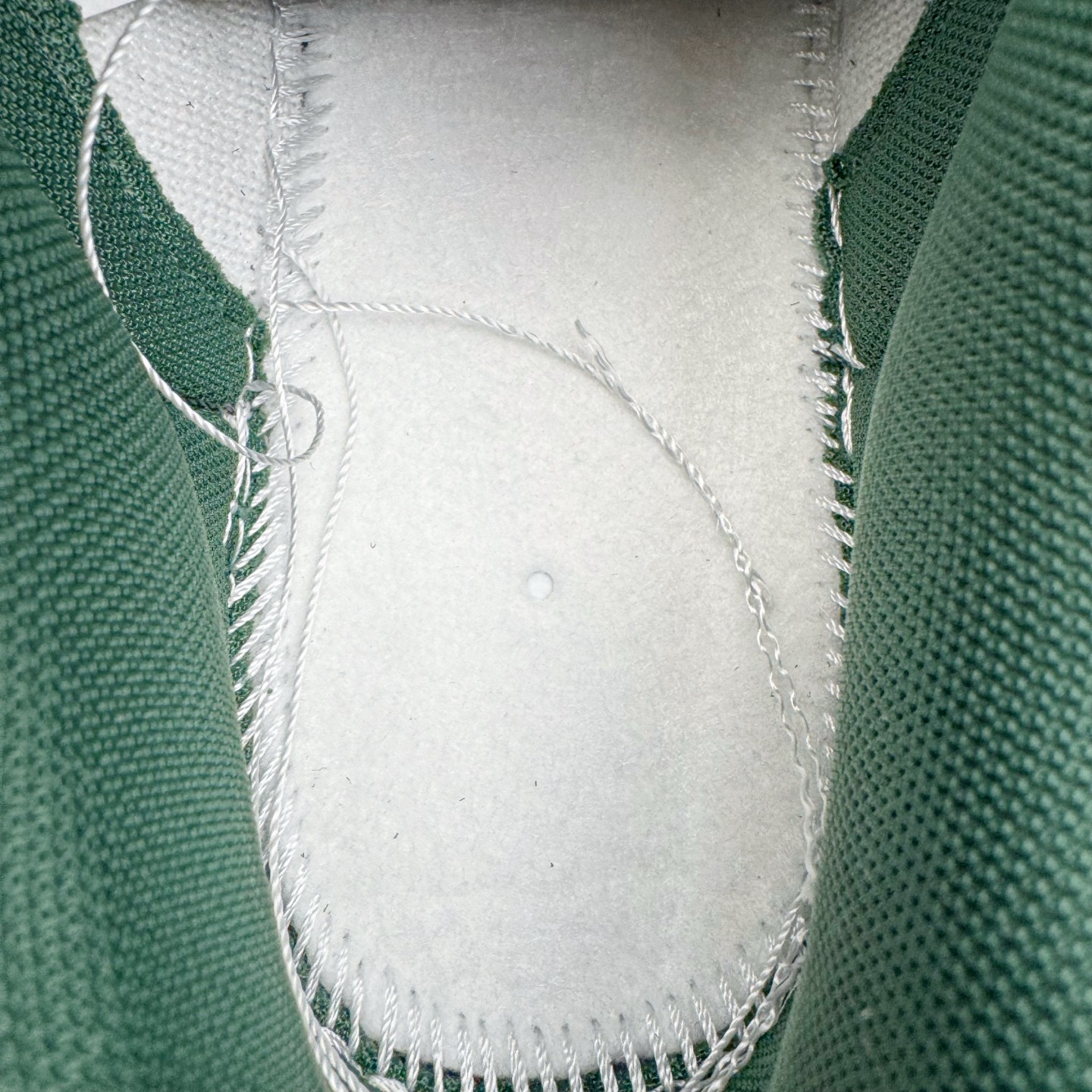 图片[12]-＃YC纯原 NK Dunk Low 氧化车间 DV0833-111 此款以氧化车间为灵感，白灰绿的层次渐变，完成从崭新到氧化的时间三部曲。泼墨与斑驳是制程中特意保留的“生产痕迹”，侧身黑色Swoosh如一道精准裁剪的钢片，折射冷光。后跟齿轮纹路暗藏工业脉搏，让蒸汽朋克美学在每一步踩踏中呼吸，风格永不锈蚀。定制系列天花板 无原鞋不开发 全系列得物原鞋一比一校对开发 配色持续更新中 终端对接 优势输出 全套原厂楦头原纸板数据档案倾力打造 原汁原味莞产 极致还原 圈内最强针车工艺 高端零售指定版 广东原厂配套原盒原标 鞋盒分三个尺码段 原厂冲刀 超高清洁度 全鞋零毛边皮料切割 采用原厂百宏鞋带以及原厂百宏织唛舌标 内标可供原厂几率过验 进口原装条纹中底布 四线拉帮白色点胶 原厂拉帮手法遵循公司 原厂电绣 极致还原 尺码：36 36.5 37.5 38 38.5 39 40 40.5 41 42 42.5 43 44 44.5 45 46-选品中心