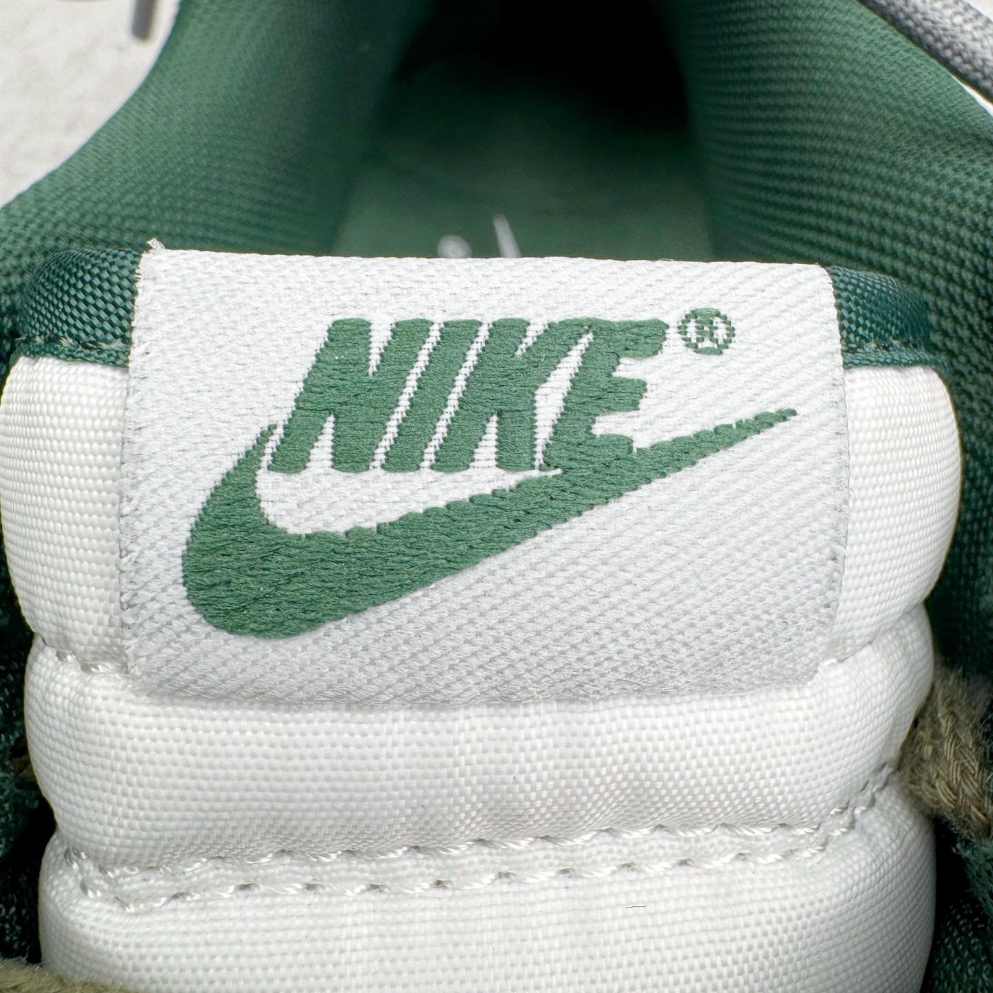 图片[21]-＃YC纯原 NK Dunk Low 氧化车间 DV0833-111 此款以氧化车间为灵感，白灰绿的层次渐变，完成从崭新到氧化的时间三部曲。泼墨与斑驳是制程中特意保留的“生产痕迹”，侧身黑色Swoosh如一道精准裁剪的钢片，折射冷光。后跟齿轮纹路暗藏工业脉搏，让蒸汽朋克美学在每一步踩踏中呼吸，风格永不锈蚀。定制系列天花板 无原鞋不开发 全系列得物原鞋一比一校对开发 配色持续更新中 终端对接 优势输出 全套原厂楦头原纸板数据档案倾力打造 原汁原味莞产 极致还原 圈内最强针车工艺 高端零售指定版 广东原厂配套原盒原标 鞋盒分三个尺码段 原厂冲刀 超高清洁度 全鞋零毛边皮料切割 采用原厂百宏鞋带以及原厂百宏织唛舌标 内标可供原厂几率过验 进口原装条纹中底布 四线拉帮白色点胶 原厂拉帮手法遵循公司 原厂电绣 极致还原 尺码：36 36.5 37.5 38 38.5 39 40 40.5 41 42 42.5 43 44 44.5 45 46-选品中心