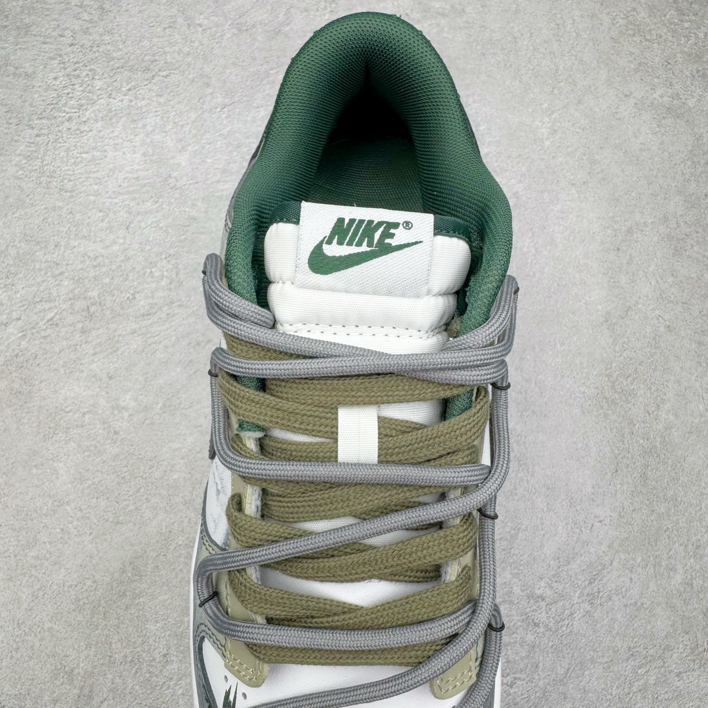 图片[5]-＃YC纯原 NK Dunk Low 氧化车间 DV0833-111 此款以氧化车间为灵感，白灰绿的层次渐变，完成从崭新到氧化的时间三部曲。泼墨与斑驳是制程中特意保留的“生产痕迹”，侧身黑色Swoosh如一道精准裁剪的钢片，折射冷光。后跟齿轮纹路暗藏工业脉搏，让蒸汽朋克美学在每一步踩踏中呼吸，风格永不锈蚀。定制系列天花板 无原鞋不开发 全系列得物原鞋一比一校对开发 配色持续更新中 终端对接 优势输出 全套原厂楦头原纸板数据档案倾力打造 原汁原味莞产 极致还原 圈内最强针车工艺 高端零售指定版 广东原厂配套原盒原标 鞋盒分三个尺码段 原厂冲刀 超高清洁度 全鞋零毛边皮料切割 采用原厂百宏鞋带以及原厂百宏织唛舌标 内标可供原厂几率过验 进口原装条纹中底布 四线拉帮白色点胶 原厂拉帮手法遵循公司 原厂电绣 极致还原 尺码：36 36.5 37.5 38 38.5 39 40 40.5 41 42 42.5 43 44 44.5 45 46-选品中心