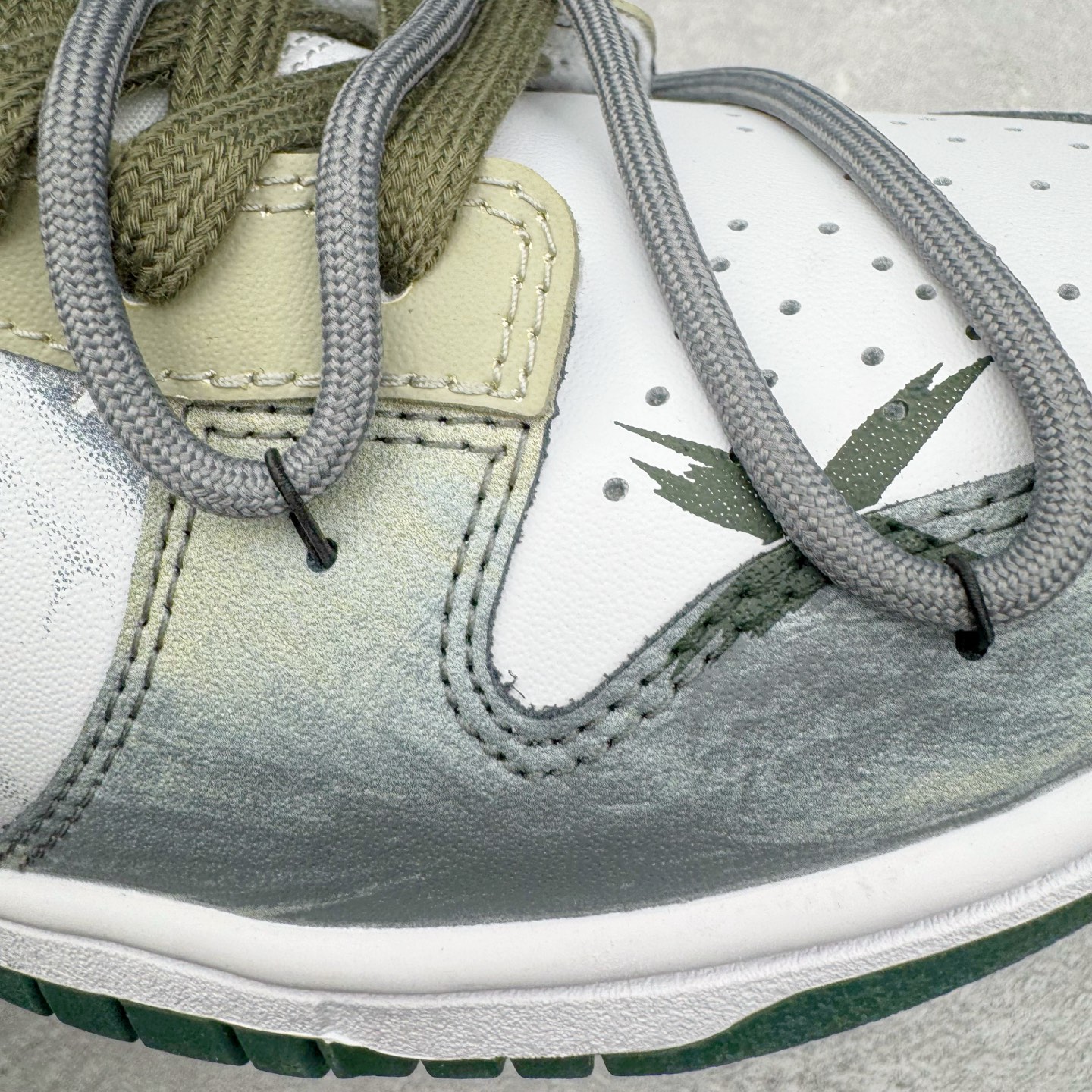 图片[19]-＃YC纯原 NK Dunk Low 氧化车间 DV0833-111 此款以氧化车间为灵感，白灰绿的层次渐变，完成从崭新到氧化的时间三部曲。泼墨与斑驳是制程中特意保留的“生产痕迹”，侧身黑色Swoosh如一道精准裁剪的钢片，折射冷光。后跟齿轮纹路暗藏工业脉搏，让蒸汽朋克美学在每一步踩踏中呼吸，风格永不锈蚀。定制系列天花板 无原鞋不开发 全系列得物原鞋一比一校对开发 配色持续更新中 终端对接 优势输出 全套原厂楦头原纸板数据档案倾力打造 原汁原味莞产 极致还原 圈内最强针车工艺 高端零售指定版 广东原厂配套原盒原标 鞋盒分三个尺码段 原厂冲刀 超高清洁度 全鞋零毛边皮料切割 采用原厂百宏鞋带以及原厂百宏织唛舌标 内标可供原厂几率过验 进口原装条纹中底布 四线拉帮白色点胶 原厂拉帮手法遵循公司 原厂电绣 极致还原 尺码：36 36.5 37.5 38 38.5 39 40 40.5 41 42 42.5 43 44 44.5 45 46-选品中心