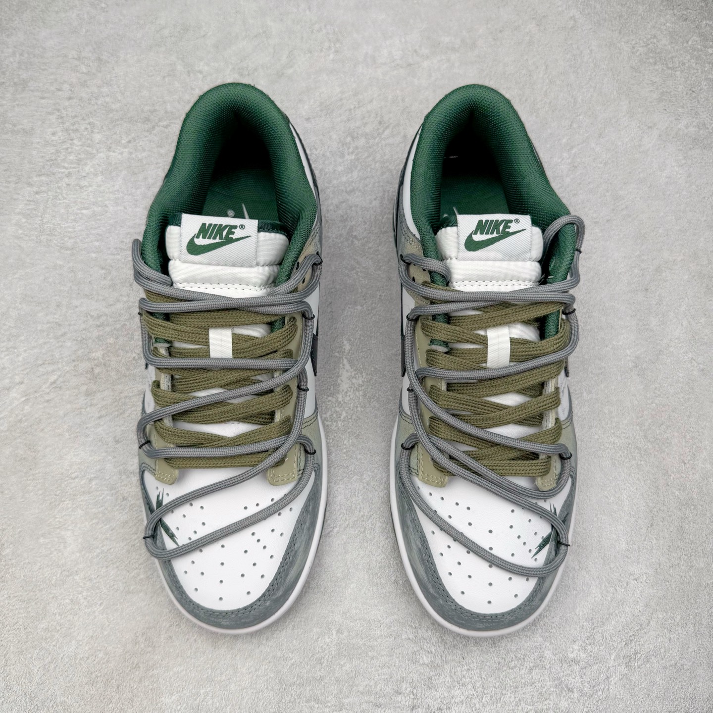 图片[2]-＃YC纯原 NK Dunk Low 氧化车间 DV0833-111 此款以氧化车间为灵感，白灰绿的层次渐变，完成从崭新到氧化的时间三部曲。泼墨与斑驳是制程中特意保留的“生产痕迹”，侧身黑色Swoosh如一道精准裁剪的钢片，折射冷光。后跟齿轮纹路暗藏工业脉搏，让蒸汽朋克美学在每一步踩踏中呼吸，风格永不锈蚀。定制系列天花板 无原鞋不开发 全系列得物原鞋一比一校对开发 配色持续更新中 终端对接 优势输出 全套原厂楦头原纸板数据档案倾力打造 原汁原味莞产 极致还原 圈内最强针车工艺 高端零售指定版 广东原厂配套原盒原标 鞋盒分三个尺码段 原厂冲刀 超高清洁度 全鞋零毛边皮料切割 采用原厂百宏鞋带以及原厂百宏织唛舌标 内标可供原厂几率过验 进口原装条纹中底布 四线拉帮白色点胶 原厂拉帮手法遵循公司 原厂电绣 极致还原 尺码：36 36.5 37.5 38 38.5 39 40 40.5 41 42 42.5 43 44 44.5 45 46-选品中心