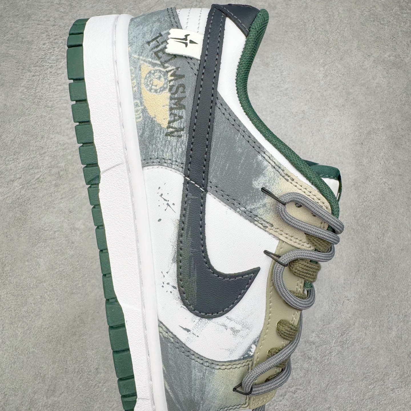 图片[6]-＃YC纯原 NK Dunk Low 氧化车间 DV0833-111 此款以氧化车间为灵感，白灰绿的层次渐变，完成从崭新到氧化的时间三部曲。泼墨与斑驳是制程中特意保留的“生产痕迹”，侧身黑色Swoosh如一道精准裁剪的钢片，折射冷光。后跟齿轮纹路暗藏工业脉搏，让蒸汽朋克美学在每一步踩踏中呼吸，风格永不锈蚀。定制系列天花板 无原鞋不开发 全系列得物原鞋一比一校对开发 配色持续更新中 终端对接 优势输出 全套原厂楦头原纸板数据档案倾力打造 原汁原味莞产 极致还原 圈内最强针车工艺 高端零售指定版 广东原厂配套原盒原标 鞋盒分三个尺码段 原厂冲刀 超高清洁度 全鞋零毛边皮料切割 采用原厂百宏鞋带以及原厂百宏织唛舌标 内标可供原厂几率过验 进口原装条纹中底布 四线拉帮白色点胶 原厂拉帮手法遵循公司 原厂电绣 极致还原 尺码：36 36.5 37.5 38 38.5 39 40 40.5 41 42 42.5 43 44 44.5 45 46-选品中心