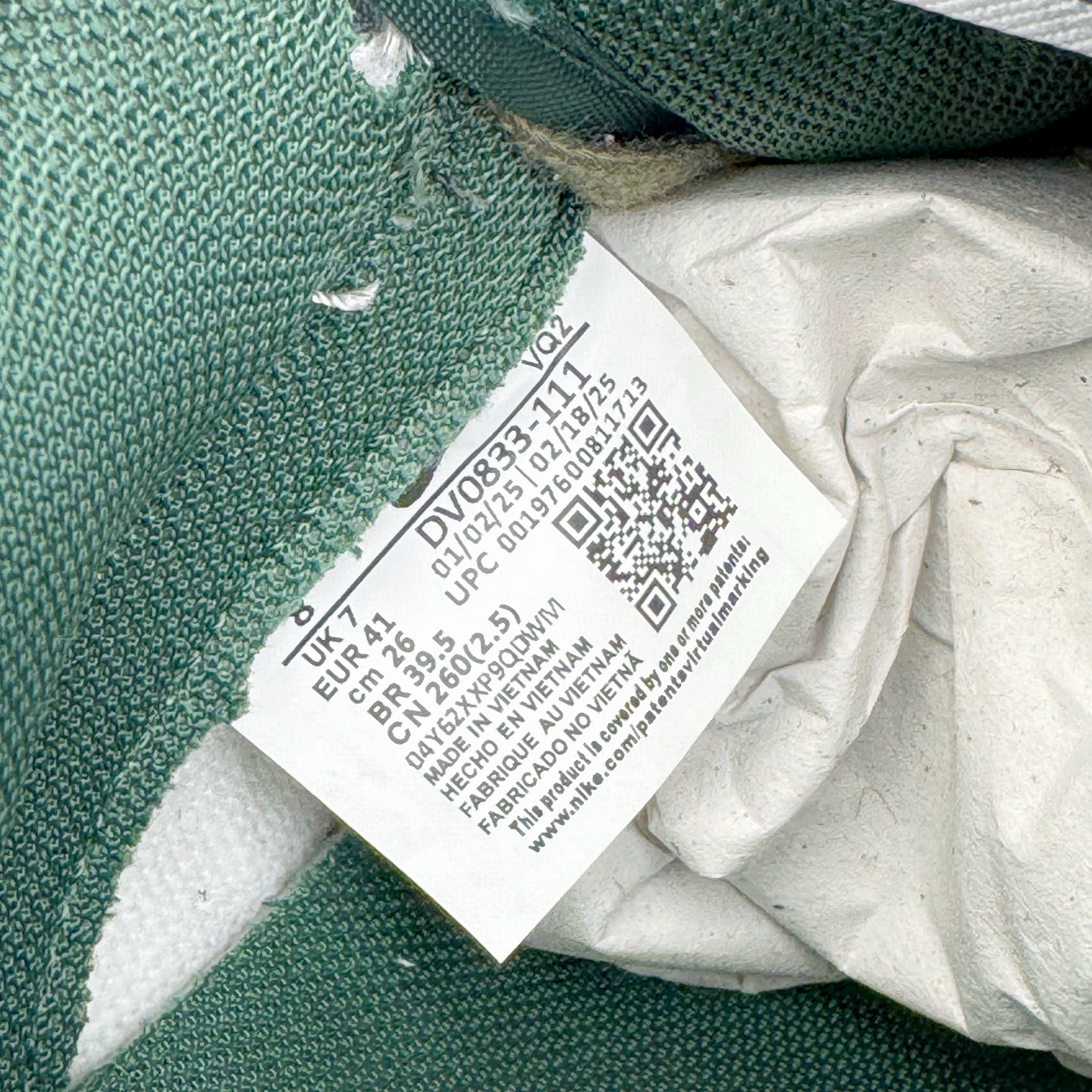 图片[15]-＃YC纯原 NK Dunk Low 氧化车间 DV0833-111 此款以氧化车间为灵感，白灰绿的层次渐变，完成从崭新到氧化的时间三部曲。泼墨与斑驳是制程中特意保留的“生产痕迹”，侧身黑色Swoosh如一道精准裁剪的钢片，折射冷光。后跟齿轮纹路暗藏工业脉搏，让蒸汽朋克美学在每一步踩踏中呼吸，风格永不锈蚀。定制系列天花板 无原鞋不开发 全系列得物原鞋一比一校对开发 配色持续更新中 终端对接 优势输出 全套原厂楦头原纸板数据档案倾力打造 原汁原味莞产 极致还原 圈内最强针车工艺 高端零售指定版 广东原厂配套原盒原标 鞋盒分三个尺码段 原厂冲刀 超高清洁度 全鞋零毛边皮料切割 采用原厂百宏鞋带以及原厂百宏织唛舌标 内标可供原厂几率过验 进口原装条纹中底布 四线拉帮白色点胶 原厂拉帮手法遵循公司 原厂电绣 极致还原 尺码：36 36.5 37.5 38 38.5 39 40 40.5 41 42 42.5 43 44 44.5 45 46-选品中心