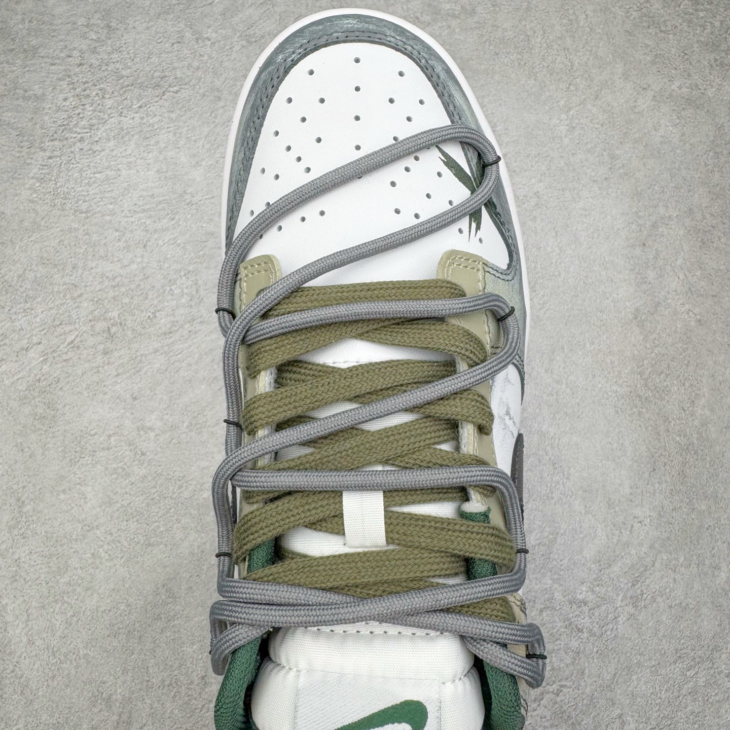 图片[4]-＃YC纯原 NK Dunk Low 氧化车间 DV0833-111 此款以氧化车间为灵感，白灰绿的层次渐变，完成从崭新到氧化的时间三部曲。泼墨与斑驳是制程中特意保留的“生产痕迹”，侧身黑色Swoosh如一道精准裁剪的钢片，折射冷光。后跟齿轮纹路暗藏工业脉搏，让蒸汽朋克美学在每一步踩踏中呼吸，风格永不锈蚀。定制系列天花板 无原鞋不开发 全系列得物原鞋一比一校对开发 配色持续更新中 终端对接 优势输出 全套原厂楦头原纸板数据档案倾力打造 原汁原味莞产 极致还原 圈内最强针车工艺 高端零售指定版 广东原厂配套原盒原标 鞋盒分三个尺码段 原厂冲刀 超高清洁度 全鞋零毛边皮料切割 采用原厂百宏鞋带以及原厂百宏织唛舌标 内标可供原厂几率过验 进口原装条纹中底布 四线拉帮白色点胶 原厂拉帮手法遵循公司 原厂电绣 极致还原 尺码：36 36.5 37.5 38 38.5 39 40 40.5 41 42 42.5 43 44 44.5 45 46-选品中心
