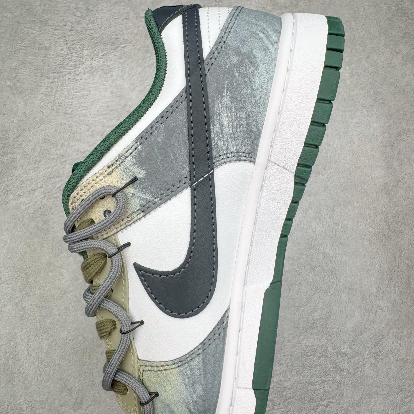 图片[7]-＃YC纯原 NK Dunk Low 氧化车间 DV0833-111 此款以氧化车间为灵感，白灰绿的层次渐变，完成从崭新到氧化的时间三部曲。泼墨与斑驳是制程中特意保留的“生产痕迹”，侧身黑色Swoosh如一道精准裁剪的钢片，折射冷光。后跟齿轮纹路暗藏工业脉搏，让蒸汽朋克美学在每一步踩踏中呼吸，风格永不锈蚀。定制系列天花板 无原鞋不开发 全系列得物原鞋一比一校对开发 配色持续更新中 终端对接 优势输出 全套原厂楦头原纸板数据档案倾力打造 原汁原味莞产 极致还原 圈内最强针车工艺 高端零售指定版 广东原厂配套原盒原标 鞋盒分三个尺码段 原厂冲刀 超高清洁度 全鞋零毛边皮料切割 采用原厂百宏鞋带以及原厂百宏织唛舌标 内标可供原厂几率过验 进口原装条纹中底布 四线拉帮白色点胶 原厂拉帮手法遵循公司 原厂电绣 极致还原 尺码：36 36.5 37.5 38 38.5 39 40 40.5 41 42 42.5 43 44 44.5 45 46-选品中心