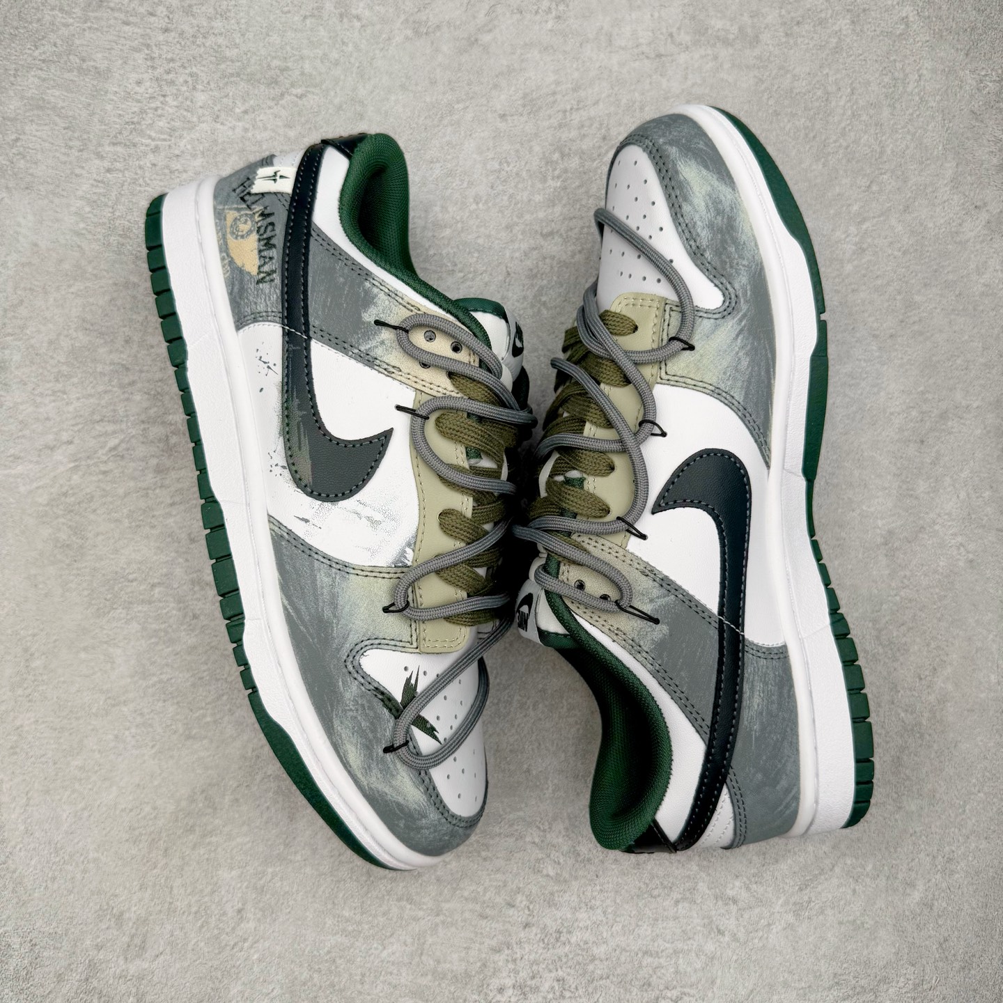 图片[3]-＃YC纯原 NK Dunk Low 氧化车间 DV0833-111 此款以氧化车间为灵感，白灰绿的层次渐变，完成从崭新到氧化的时间三部曲。泼墨与斑驳是制程中特意保留的“生产痕迹”，侧身黑色Swoosh如一道精准裁剪的钢片，折射冷光。后跟齿轮纹路暗藏工业脉搏，让蒸汽朋克美学在每一步踩踏中呼吸，风格永不锈蚀。定制系列天花板 无原鞋不开发 全系列得物原鞋一比一校对开发 配色持续更新中 终端对接 优势输出 全套原厂楦头原纸板数据档案倾力打造 原汁原味莞产 极致还原 圈内最强针车工艺 高端零售指定版 广东原厂配套原盒原标 鞋盒分三个尺码段 原厂冲刀 超高清洁度 全鞋零毛边皮料切割 采用原厂百宏鞋带以及原厂百宏织唛舌标 内标可供原厂几率过验 进口原装条纹中底布 四线拉帮白色点胶 原厂拉帮手法遵循公司 原厂电绣 极致还原 尺码：36 36.5 37.5 38 38.5 39 40 40.5 41 42 42.5 43 44 44.5 45 46-选品中心