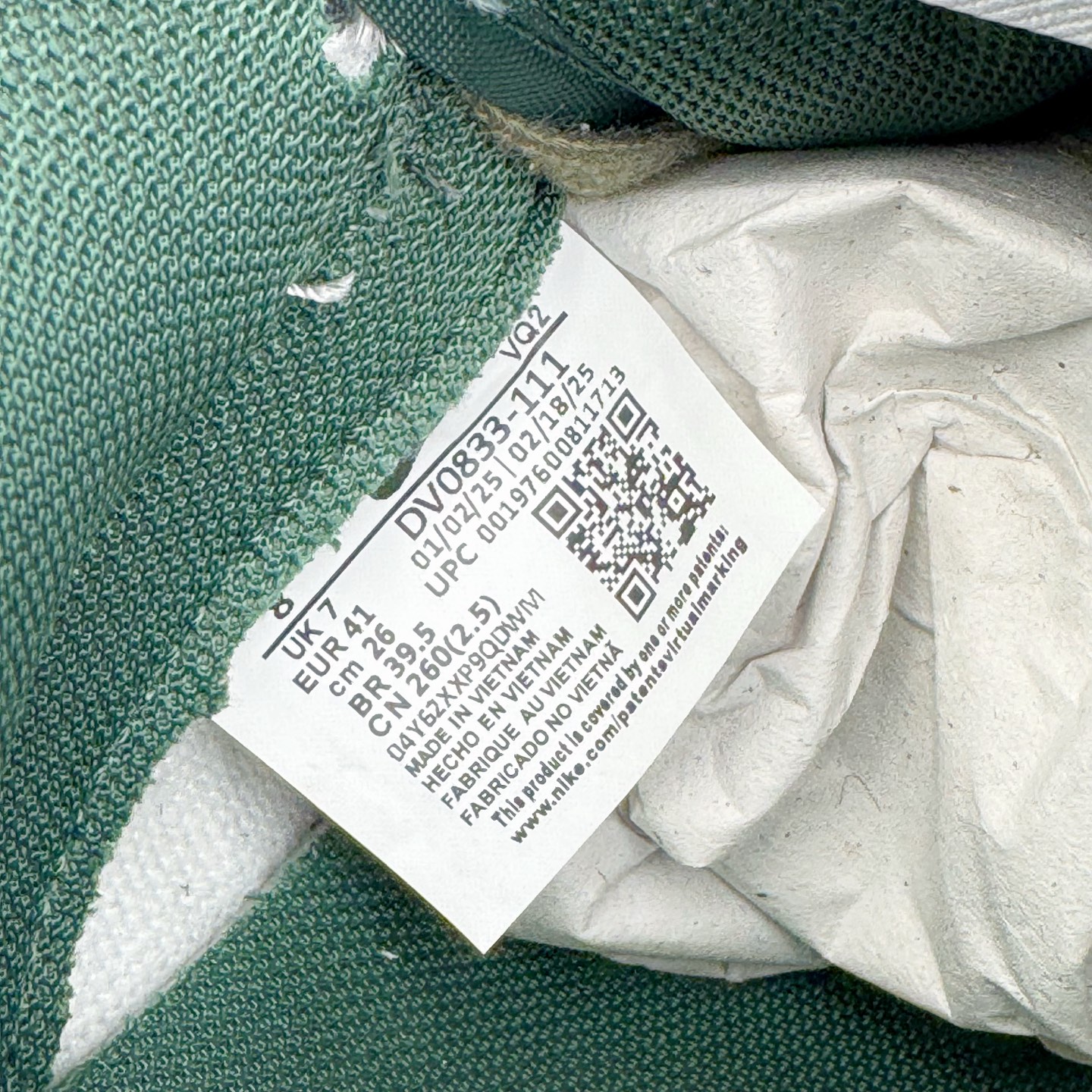 图片[14]-＃YC纯原 NK Dunk Low 氧化车间 DV0833-111 此款以氧化车间为灵感，白灰绿的层次渐变，完成从崭新到氧化的时间三部曲。泼墨与斑驳是制程中特意保留的“生产痕迹”，侧身黑色Swoosh如一道精准裁剪的钢片，折射冷光。后跟齿轮纹路暗藏工业脉搏，让蒸汽朋克美学在每一步踩踏中呼吸，风格永不锈蚀。定制系列天花板 无原鞋不开发 全系列得物原鞋一比一校对开发 配色持续更新中 终端对接 优势输出 全套原厂楦头原纸板数据档案倾力打造 原汁原味莞产 极致还原 圈内最强针车工艺 高端零售指定版 广东原厂配套原盒原标 鞋盒分三个尺码段 原厂冲刀 超高清洁度 全鞋零毛边皮料切割 采用原厂百宏鞋带以及原厂百宏织唛舌标 内标可供原厂几率过验 进口原装条纹中底布 四线拉帮白色点胶 原厂拉帮手法遵循公司 原厂电绣 极致还原 尺码：36 36.5 37.5 38 38.5 39 40 40.5 41 42 42.5 43 44 44.5 45 46-选品中心