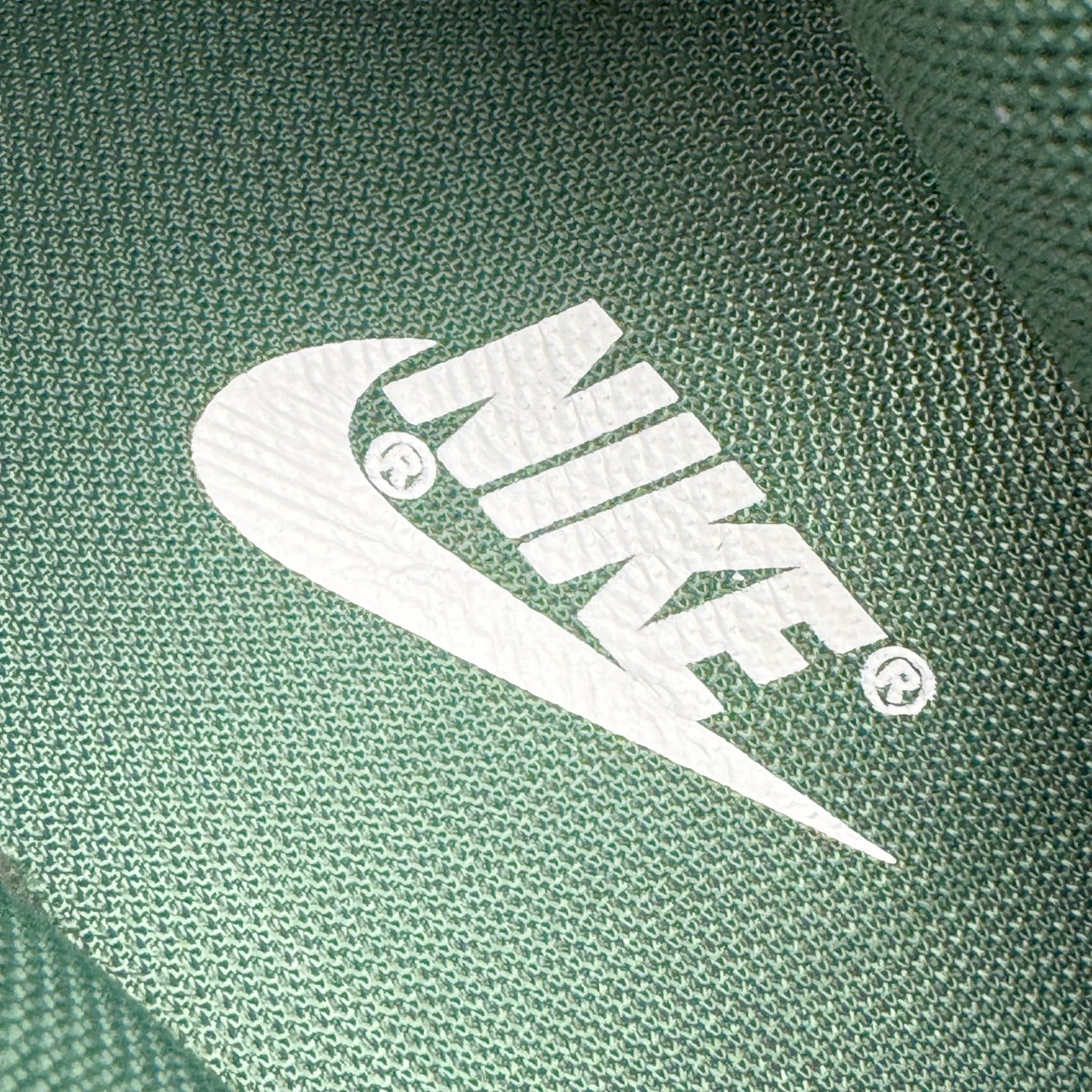 图片[13]-＃YC纯原 NK Dunk Low 氧化车间 DV0833-111 此款以氧化车间为灵感，白灰绿的层次渐变，完成从崭新到氧化的时间三部曲。泼墨与斑驳是制程中特意保留的“生产痕迹”，侧身黑色Swoosh如一道精准裁剪的钢片，折射冷光。后跟齿轮纹路暗藏工业脉搏，让蒸汽朋克美学在每一步踩踏中呼吸，风格永不锈蚀。定制系列天花板 无原鞋不开发 全系列得物原鞋一比一校对开发 配色持续更新中 终端对接 优势输出 全套原厂楦头原纸板数据档案倾力打造 原汁原味莞产 极致还原 圈内最强针车工艺 高端零售指定版 广东原厂配套原盒原标 鞋盒分三个尺码段 原厂冲刀 超高清洁度 全鞋零毛边皮料切割 采用原厂百宏鞋带以及原厂百宏织唛舌标 内标可供原厂几率过验 进口原装条纹中底布 四线拉帮白色点胶 原厂拉帮手法遵循公司 原厂电绣 极致还原 尺码：36 36.5 37.5 38 38.5 39 40 40.5 41 42 42.5 43 44 44.5 45 46-选品中心