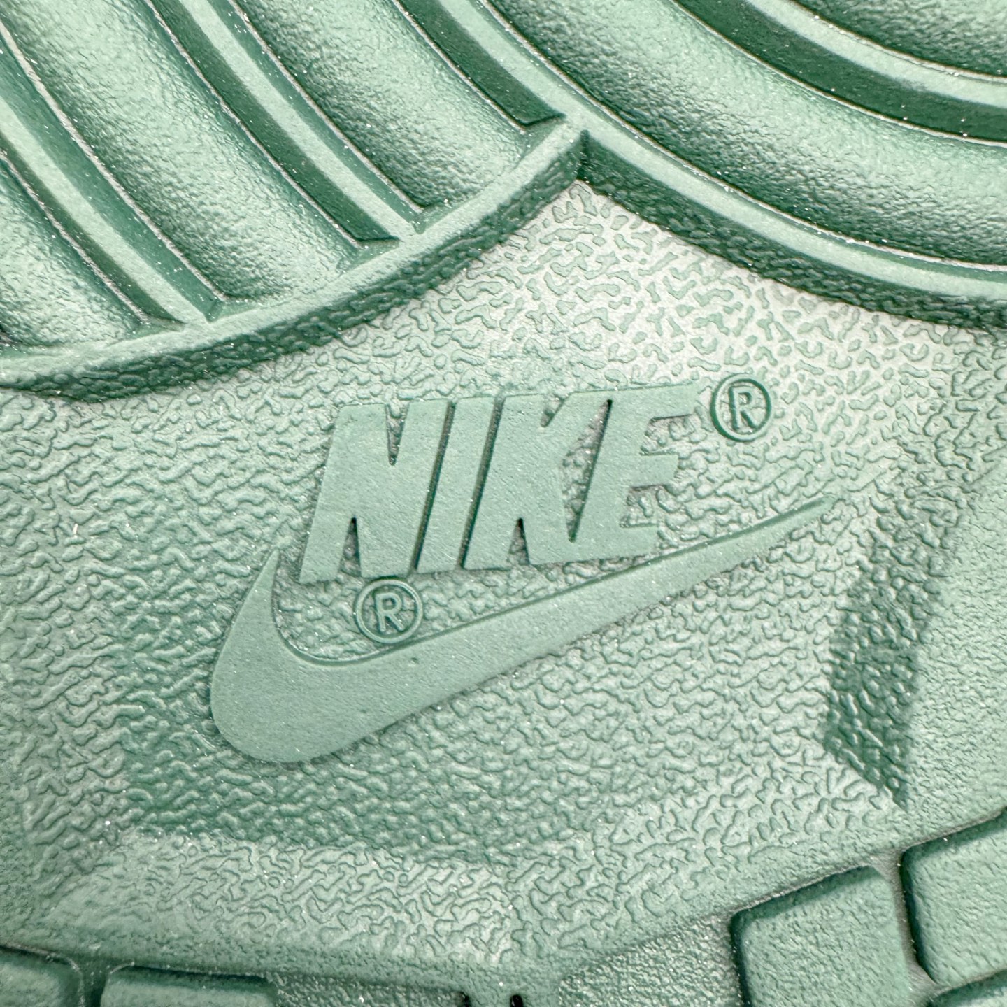 图片[10]-＃YC纯原 NK Dunk Low 氧化车间 DV0833-111 此款以氧化车间为灵感，白灰绿的层次渐变，完成从崭新到氧化的时间三部曲。泼墨与斑驳是制程中特意保留的“生产痕迹”，侧身黑色Swoosh如一道精准裁剪的钢片，折射冷光。后跟齿轮纹路暗藏工业脉搏，让蒸汽朋克美学在每一步踩踏中呼吸，风格永不锈蚀。定制系列天花板 无原鞋不开发 全系列得物原鞋一比一校对开发 配色持续更新中 终端对接 优势输出 全套原厂楦头原纸板数据档案倾力打造 原汁原味莞产 极致还原 圈内最强针车工艺 高端零售指定版 广东原厂配套原盒原标 鞋盒分三个尺码段 原厂冲刀 超高清洁度 全鞋零毛边皮料切割 采用原厂百宏鞋带以及原厂百宏织唛舌标 内标可供原厂几率过验 进口原装条纹中底布 四线拉帮白色点胶 原厂拉帮手法遵循公司 原厂电绣 极致还原 尺码：36 36.5 37.5 38 38.5 39 40 40.5 41 42 42.5 43 44 44.5 45 46-选品中心