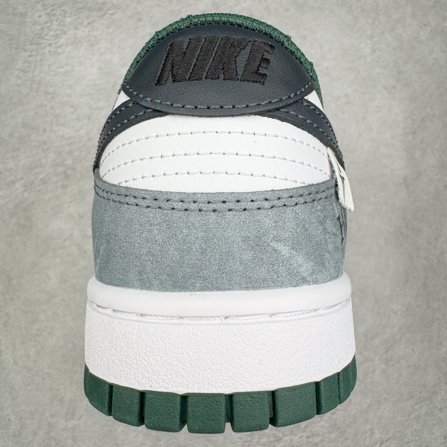图片[8]-＃YC纯原 NK Dunk Low 氧化车间 DV0833-111 此款以氧化车间为灵感，白灰绿的层次渐变，完成从崭新到氧化的时间三部曲。泼墨与斑驳是制程中特意保留的“生产痕迹”，侧身黑色Swoosh如一道精准裁剪的钢片，折射冷光。后跟齿轮纹路暗藏工业脉搏，让蒸汽朋克美学在每一步踩踏中呼吸，风格永不锈蚀。定制系列天花板 无原鞋不开发 全系列得物原鞋一比一校对开发 配色持续更新中 终端对接 优势输出 全套原厂楦头原纸板数据档案倾力打造 原汁原味莞产 极致还原 圈内最强针车工艺 高端零售指定版 广东原厂配套原盒原标 鞋盒分三个尺码段 原厂冲刀 超高清洁度 全鞋零毛边皮料切割 采用原厂百宏鞋带以及原厂百宏织唛舌标 内标可供原厂几率过验 进口原装条纹中底布 四线拉帮白色点胶 原厂拉帮手法遵循公司 原厂电绣 极致还原 尺码：36 36.5 37.5 38 38.5 39 40 40.5 41 42 42.5 43 44 44.5 45 46-选品中心