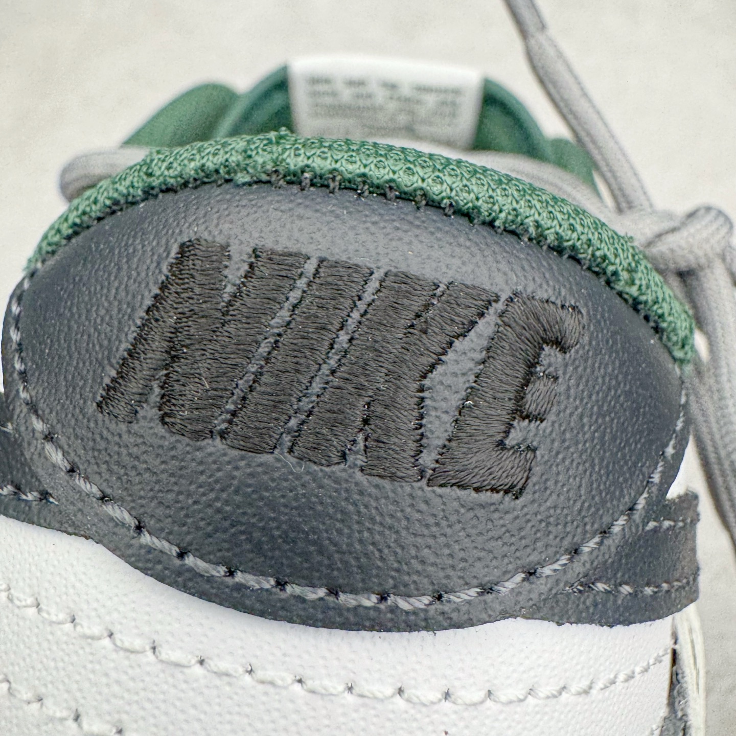 图片[16]-＃YC纯原 NK Dunk Low 氧化车间 DV0833-111 此款以氧化车间为灵感，白灰绿的层次渐变，完成从崭新到氧化的时间三部曲。泼墨与斑驳是制程中特意保留的“生产痕迹”，侧身黑色Swoosh如一道精准裁剪的钢片，折射冷光。后跟齿轮纹路暗藏工业脉搏，让蒸汽朋克美学在每一步踩踏中呼吸，风格永不锈蚀。定制系列天花板 无原鞋不开发 全系列得物原鞋一比一校对开发 配色持续更新中 终端对接 优势输出 全套原厂楦头原纸板数据档案倾力打造 原汁原味莞产 极致还原 圈内最强针车工艺 高端零售指定版 广东原厂配套原盒原标 鞋盒分三个尺码段 原厂冲刀 超高清洁度 全鞋零毛边皮料切割 采用原厂百宏鞋带以及原厂百宏织唛舌标 内标可供原厂几率过验 进口原装条纹中底布 四线拉帮白色点胶 原厂拉帮手法遵循公司 原厂电绣 极致还原 尺码：36 36.5 37.5 38 38.5 39 40 40.5 41 42 42.5 43 44 44.5 45 46-选品中心