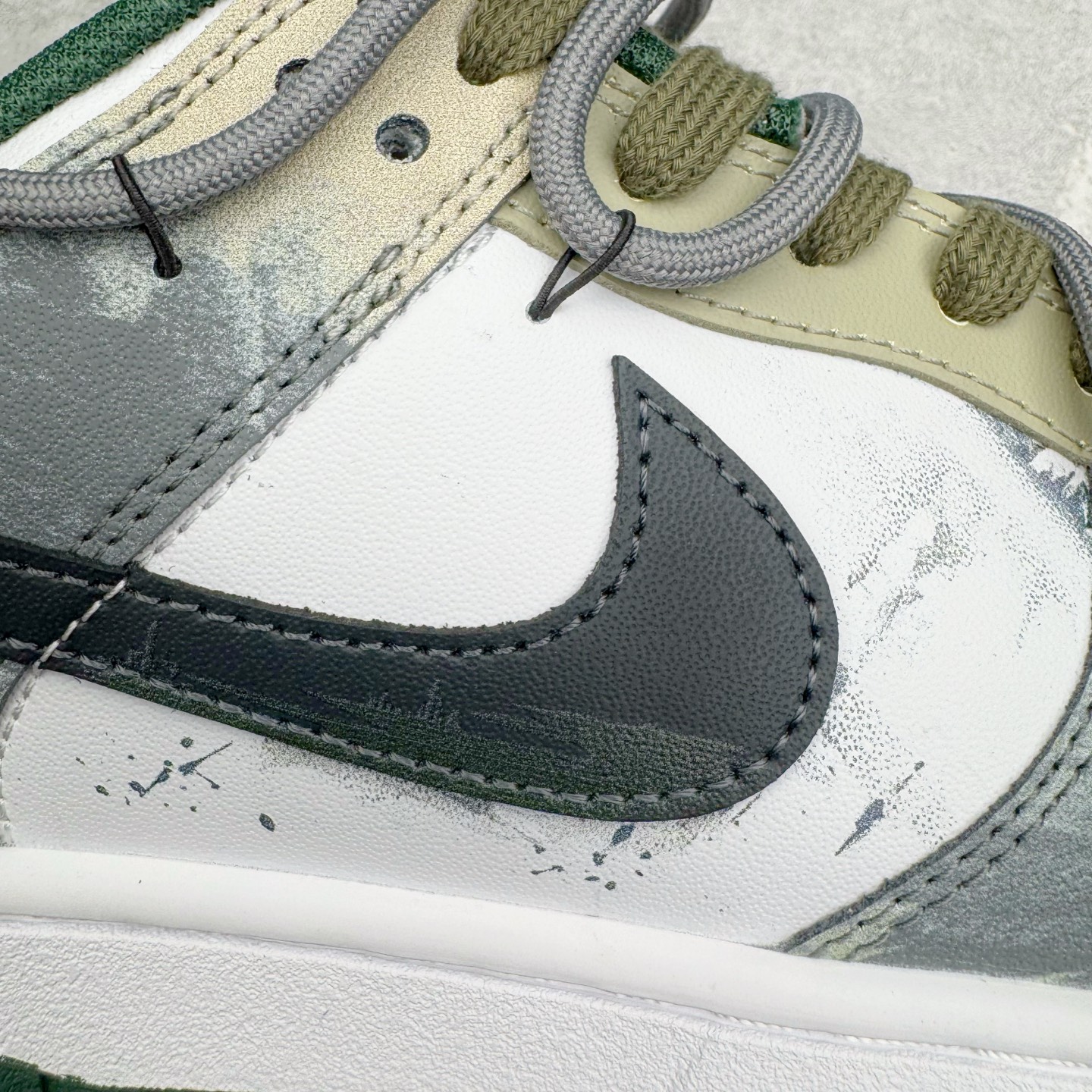 图片[18]-＃YC纯原 NK Dunk Low 氧化车间 DV0833-111 此款以氧化车间为灵感，白灰绿的层次渐变，完成从崭新到氧化的时间三部曲。泼墨与斑驳是制程中特意保留的“生产痕迹”，侧身黑色Swoosh如一道精准裁剪的钢片，折射冷光。后跟齿轮纹路暗藏工业脉搏，让蒸汽朋克美学在每一步踩踏中呼吸，风格永不锈蚀。定制系列天花板 无原鞋不开发 全系列得物原鞋一比一校对开发 配色持续更新中 终端对接 优势输出 全套原厂楦头原纸板数据档案倾力打造 原汁原味莞产 极致还原 圈内最强针车工艺 高端零售指定版 广东原厂配套原盒原标 鞋盒分三个尺码段 原厂冲刀 超高清洁度 全鞋零毛边皮料切割 采用原厂百宏鞋带以及原厂百宏织唛舌标 内标可供原厂几率过验 进口原装条纹中底布 四线拉帮白色点胶 原厂拉帮手法遵循公司 原厂电绣 极致还原 尺码：36 36.5 37.5 38 38.5 39 40 40.5 41 42 42.5 43 44 44.5 45 46-选品中心
