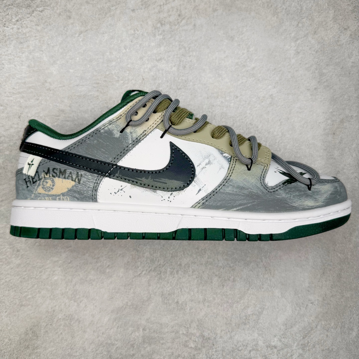 ＃YC纯原 NK Dunk Low 氧化车间 DV0833-111 此款以氧化车间为灵感，白灰绿的层次渐变，完成从崭新到氧化的时间三部曲。泼墨与斑驳是制程中特意保留的“生产痕迹”，侧身黑色Swoosh如一道精准裁剪的钢片，折射冷光。后跟齿轮纹路暗藏工业脉搏，让蒸汽朋克美学在每一步踩踏中呼吸，风格永不锈蚀。定制系列天花板 无原鞋不开发 全系列得物原鞋一比一校对开发 配色持续更新中 终端对接 优势输出 全套原厂楦头原纸板数据档案倾力打造 原汁原味莞产 极致还原 圈内最强针车工艺 高端零售指定版 广东原厂配套原盒原标 鞋盒分三个尺码段 原厂冲刀 超高清洁度 全鞋零毛边皮料切割 采用原厂百宏鞋带以及原厂百宏织唛舌标 内标可供原厂几率过验 进口原装条纹中底布 四线拉帮白色点胶 原厂拉帮手法遵循公司 原厂电绣 极致还原 尺码：36 36.5 37.5 38 38.5 39 40 40.5 41 42 42.5 43 44 44.5 45 46-选品中心