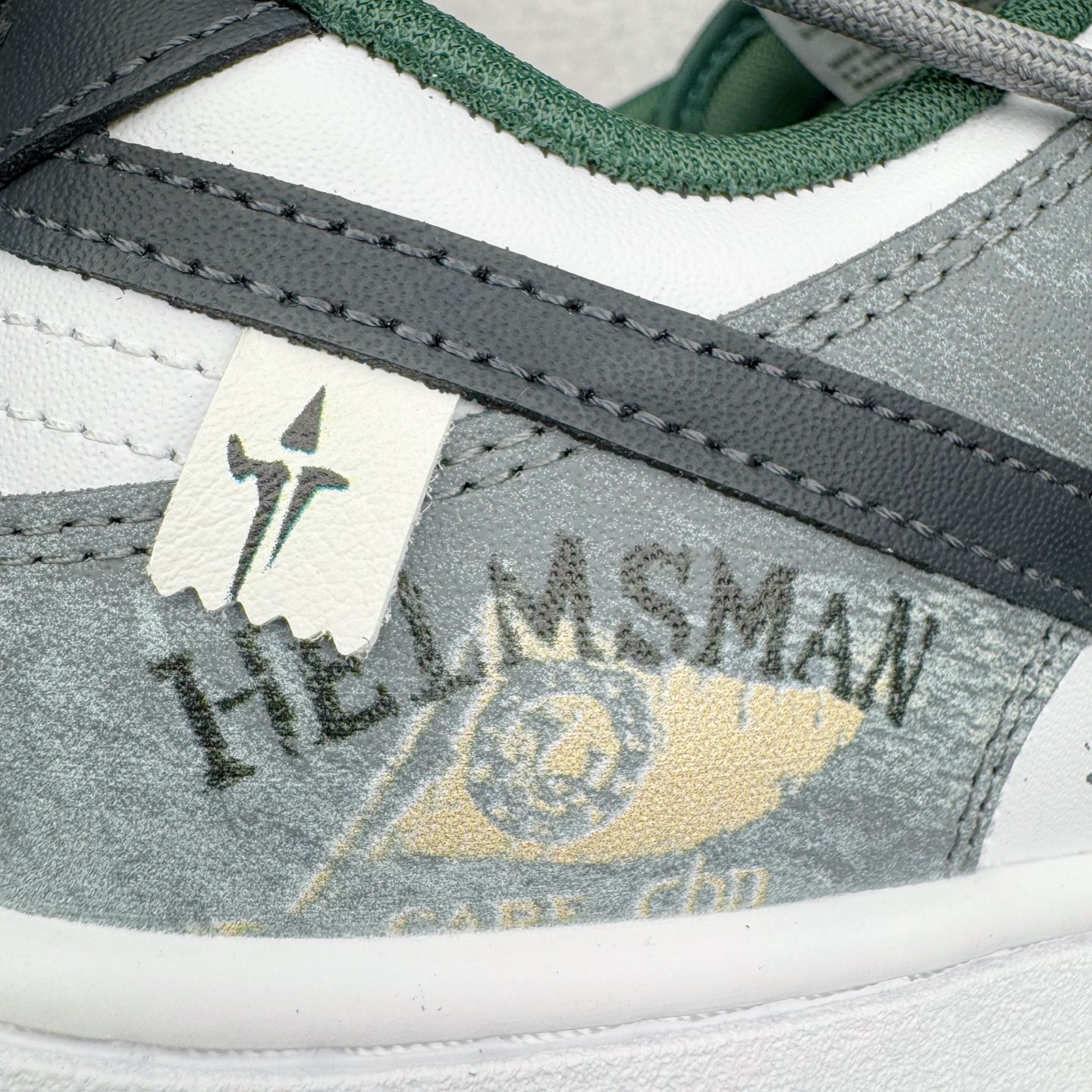 图片[17]-＃YC纯原 NK Dunk Low 氧化车间 DV0833-111 此款以氧化车间为灵感，白灰绿的层次渐变，完成从崭新到氧化的时间三部曲。泼墨与斑驳是制程中特意保留的“生产痕迹”，侧身黑色Swoosh如一道精准裁剪的钢片，折射冷光。后跟齿轮纹路暗藏工业脉搏，让蒸汽朋克美学在每一步踩踏中呼吸，风格永不锈蚀。定制系列天花板 无原鞋不开发 全系列得物原鞋一比一校对开发 配色持续更新中 终端对接 优势输出 全套原厂楦头原纸板数据档案倾力打造 原汁原味莞产 极致还原 圈内最强针车工艺 高端零售指定版 广东原厂配套原盒原标 鞋盒分三个尺码段 原厂冲刀 超高清洁度 全鞋零毛边皮料切割 采用原厂百宏鞋带以及原厂百宏织唛舌标 内标可供原厂几率过验 进口原装条纹中底布 四线拉帮白色点胶 原厂拉帮手法遵循公司 原厂电绣 极致还原 尺码：36 36.5 37.5 38 38.5 39 40 40.5 41 42 42.5 43 44 44.5 45 46-选品中心