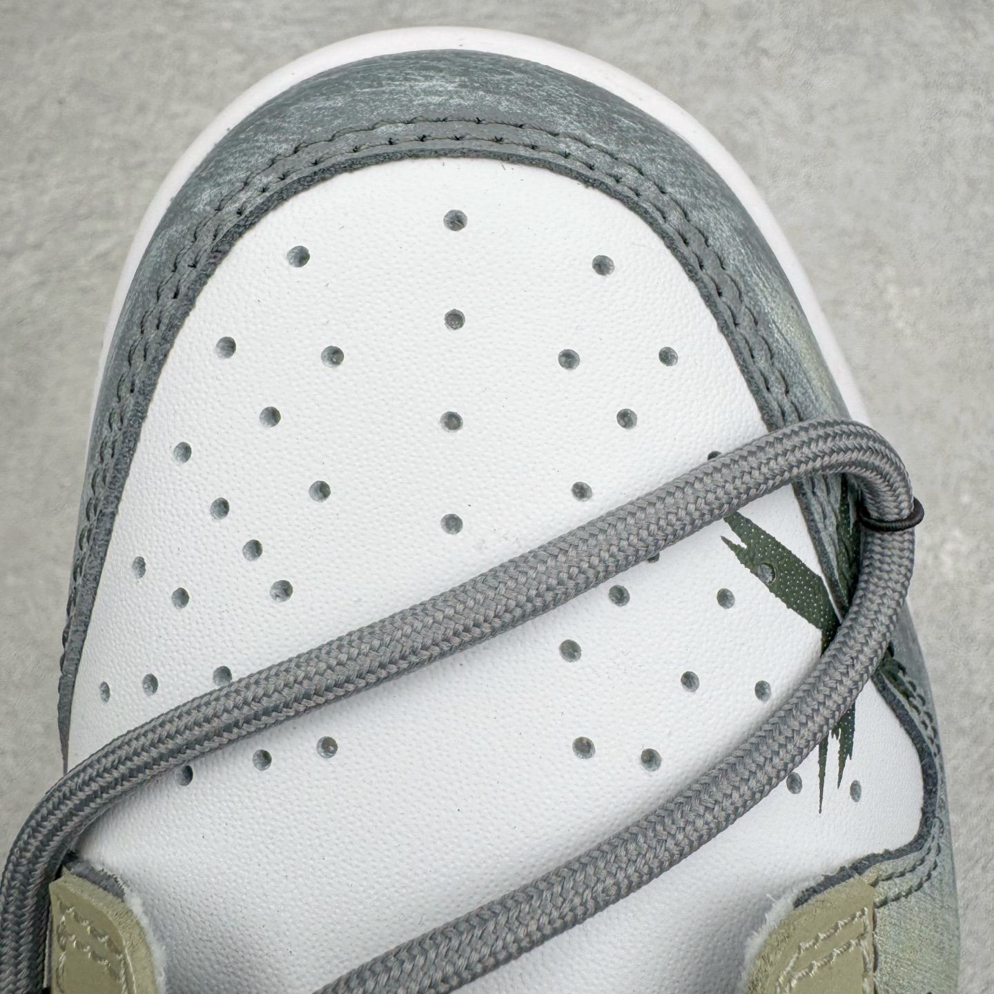 图片[20]-＃YC纯原 NK Dunk Low 氧化车间 DV0833-111 此款以氧化车间为灵感，白灰绿的层次渐变，完成从崭新到氧化的时间三部曲。泼墨与斑驳是制程中特意保留的“生产痕迹”，侧身黑色Swoosh如一道精准裁剪的钢片，折射冷光。后跟齿轮纹路暗藏工业脉搏，让蒸汽朋克美学在每一步踩踏中呼吸，风格永不锈蚀。定制系列天花板 无原鞋不开发 全系列得物原鞋一比一校对开发 配色持续更新中 终端对接 优势输出 全套原厂楦头原纸板数据档案倾力打造 原汁原味莞产 极致还原 圈内最强针车工艺 高端零售指定版 广东原厂配套原盒原标 鞋盒分三个尺码段 原厂冲刀 超高清洁度 全鞋零毛边皮料切割 采用原厂百宏鞋带以及原厂百宏织唛舌标 内标可供原厂几率过验 进口原装条纹中底布 四线拉帮白色点胶 原厂拉帮手法遵循公司 原厂电绣 极致还原 尺码：36 36.5 37.5 38 38.5 39 40 40.5 41 42 42.5 43 44 44.5 45 46-选品中心
