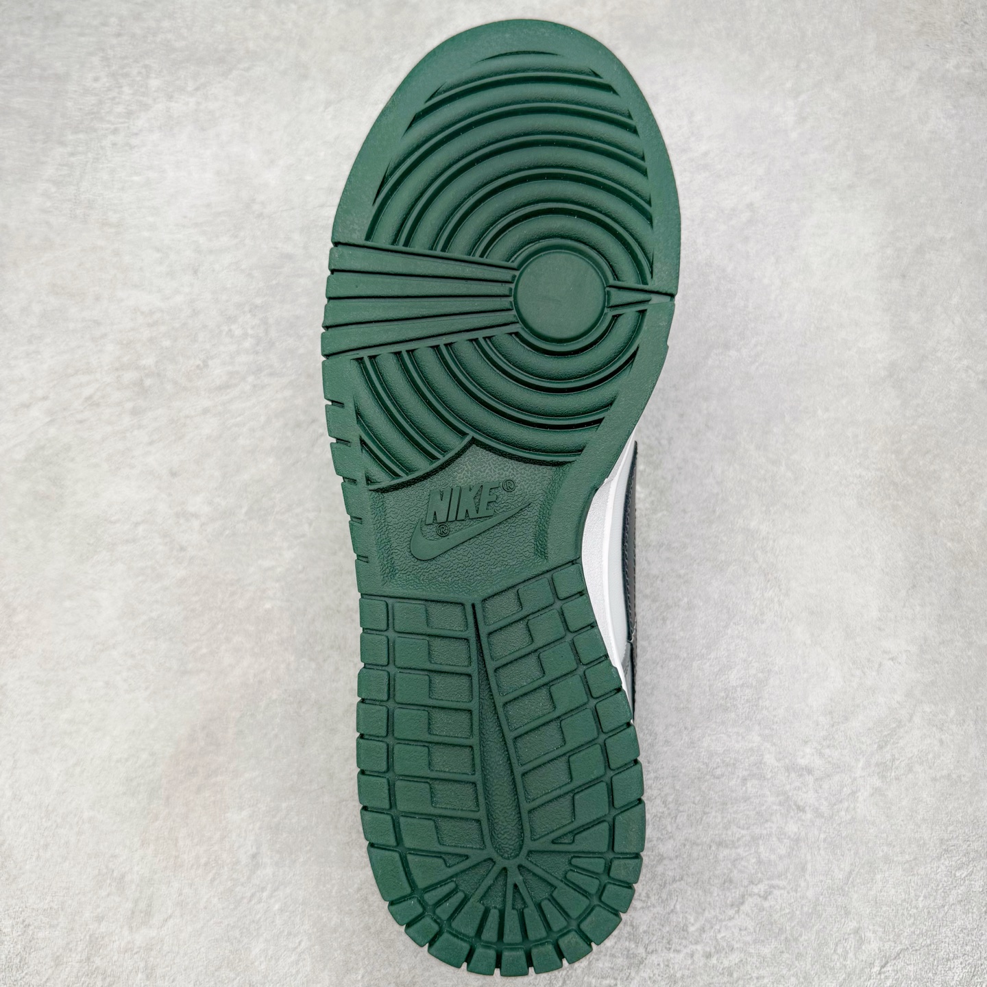 图片[9]-＃YC纯原 NK Dunk Low 氧化车间 DV0833-111 此款以氧化车间为灵感，白灰绿的层次渐变，完成从崭新到氧化的时间三部曲。泼墨与斑驳是制程中特意保留的“生产痕迹”，侧身黑色Swoosh如一道精准裁剪的钢片，折射冷光。后跟齿轮纹路暗藏工业脉搏，让蒸汽朋克美学在每一步踩踏中呼吸，风格永不锈蚀。定制系列天花板 无原鞋不开发 全系列得物原鞋一比一校对开发 配色持续更新中 终端对接 优势输出 全套原厂楦头原纸板数据档案倾力打造 原汁原味莞产 极致还原 圈内最强针车工艺 高端零售指定版 广东原厂配套原盒原标 鞋盒分三个尺码段 原厂冲刀 超高清洁度 全鞋零毛边皮料切割 采用原厂百宏鞋带以及原厂百宏织唛舌标 内标可供原厂几率过验 进口原装条纹中底布 四线拉帮白色点胶 原厂拉帮手法遵循公司 原厂电绣 极致还原 尺码：36 36.5 37.5 38 38.5 39 40 40.5 41 42 42.5 43 44 44.5 45 46-选品中心