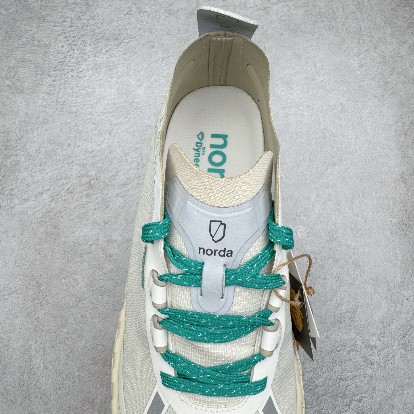 图片[5]-＃纯原 NORDA 001 G+ 轻便户外运动舒适防滑耐磨低帮跑步鞋 Norda是一个来自加拿大的品牌，由两位越野跑者Nicholas Martire 和Willamina Martire夫妇联合其他两位合作者创立，旨在打造全球最佳的越野跑鞋。在品牌正式成立之前，他们邀请了运动员、艺术家和材料专家，共同讨论如何塑造这个全新的品牌。最终，Norda品牌在2020年正式成立，但他们的第一双鞋子Norda001直到2022年1月才发布。在品牌成立的三年里，Norda总共只推出了两款跑鞋，但在配色和其他品牌的合作上却频频发力。包括Zegna、Ciele和Satisfy等跑步圈里的当红品牌，都进行了联名。Zegna更是在今年年初收购了一部分Norda的股份，并宣称将会在未来投入更多资金支持品牌的发展。尺码：36 36.5 37.5 38 38.5 39 40 40.5 41 42 42.5 43 44 44.5 45 46-选品中心