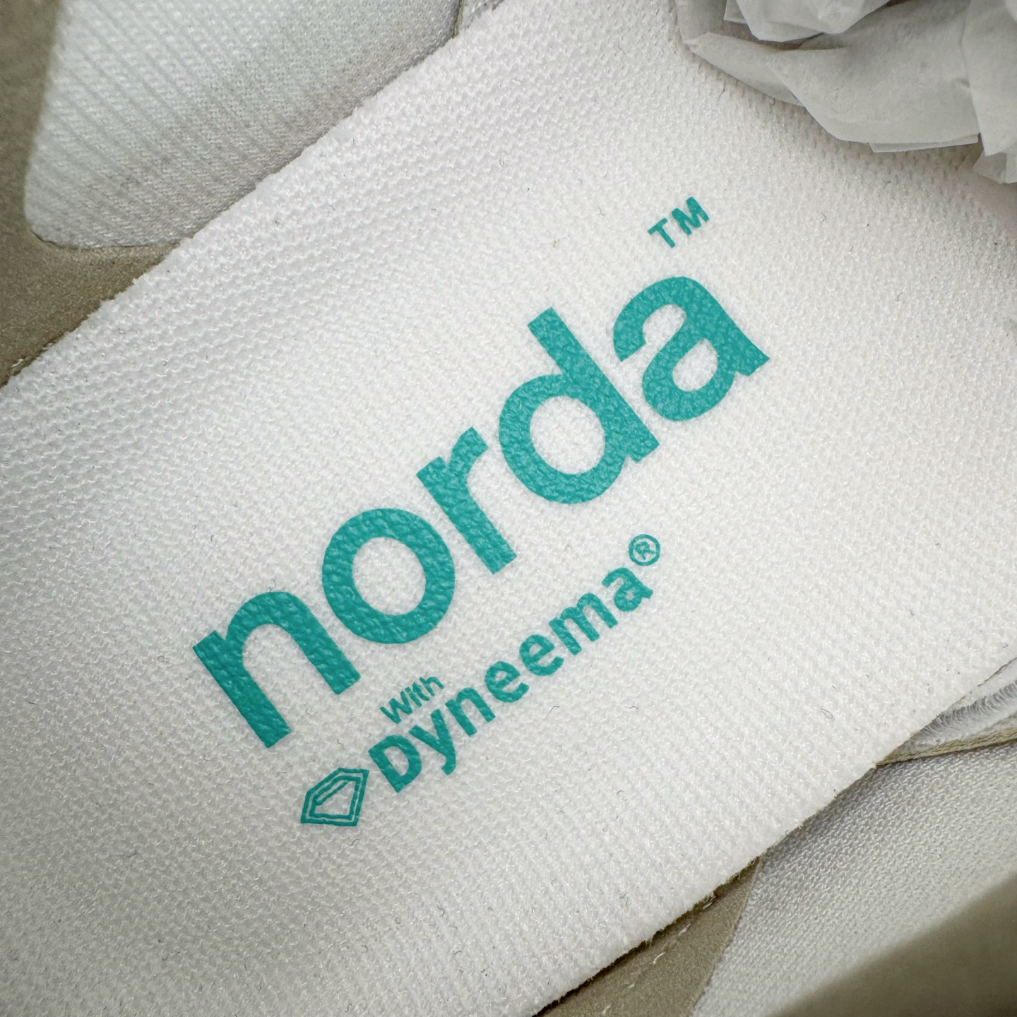 图片[13]-＃纯原 NORDA 001 G+ 轻便户外运动舒适防滑耐磨低帮跑步鞋 Norda是一个来自加拿大的品牌，由两位越野跑者Nicholas Martire 和Willamina Martire夫妇联合其他两位合作者创立，旨在打造全球最佳的越野跑鞋。在品牌正式成立之前，他们邀请了运动员、艺术家和材料专家，共同讨论如何塑造这个全新的品牌。最终，Norda品牌在2020年正式成立，但他们的第一双鞋子Norda001直到2022年1月才发布。在品牌成立的三年里，Norda总共只推出了两款跑鞋，但在配色和其他品牌的合作上却频频发力。包括Zegna、Ciele和Satisfy等跑步圈里的当红品牌，都进行了联名。Zegna更是在今年年初收购了一部分Norda的股份，并宣称将会在未来投入更多资金支持品牌的发展。尺码：36 36.5 37.5 38 38.5 39 40 40.5 41 42 42.5 43 44 44.5 45 46-选品中心