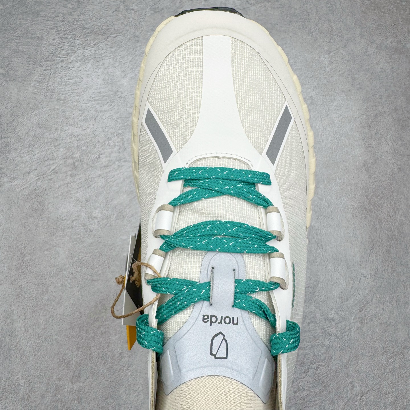 图片[4]-＃纯原 NORDA 001 G+ 轻便户外运动舒适防滑耐磨低帮跑步鞋 Norda是一个来自加拿大的品牌，由两位越野跑者Nicholas Martire 和Willamina Martire夫妇联合其他两位合作者创立，旨在打造全球最佳的越野跑鞋。在品牌正式成立之前，他们邀请了运动员、艺术家和材料专家，共同讨论如何塑造这个全新的品牌。最终，Norda品牌在2020年正式成立，但他们的第一双鞋子Norda001直到2022年1月才发布。在品牌成立的三年里，Norda总共只推出了两款跑鞋，但在配色和其他品牌的合作上却频频发力。包括Zegna、Ciele和Satisfy等跑步圈里的当红品牌，都进行了联名。Zegna更是在今年年初收购了一部分Norda的股份，并宣称将会在未来投入更多资金支持品牌的发展。尺码：36 36.5 37.5 38 38.5 39 40 40.5 41 42 42.5 43 44 44.5 45 46-选品中心