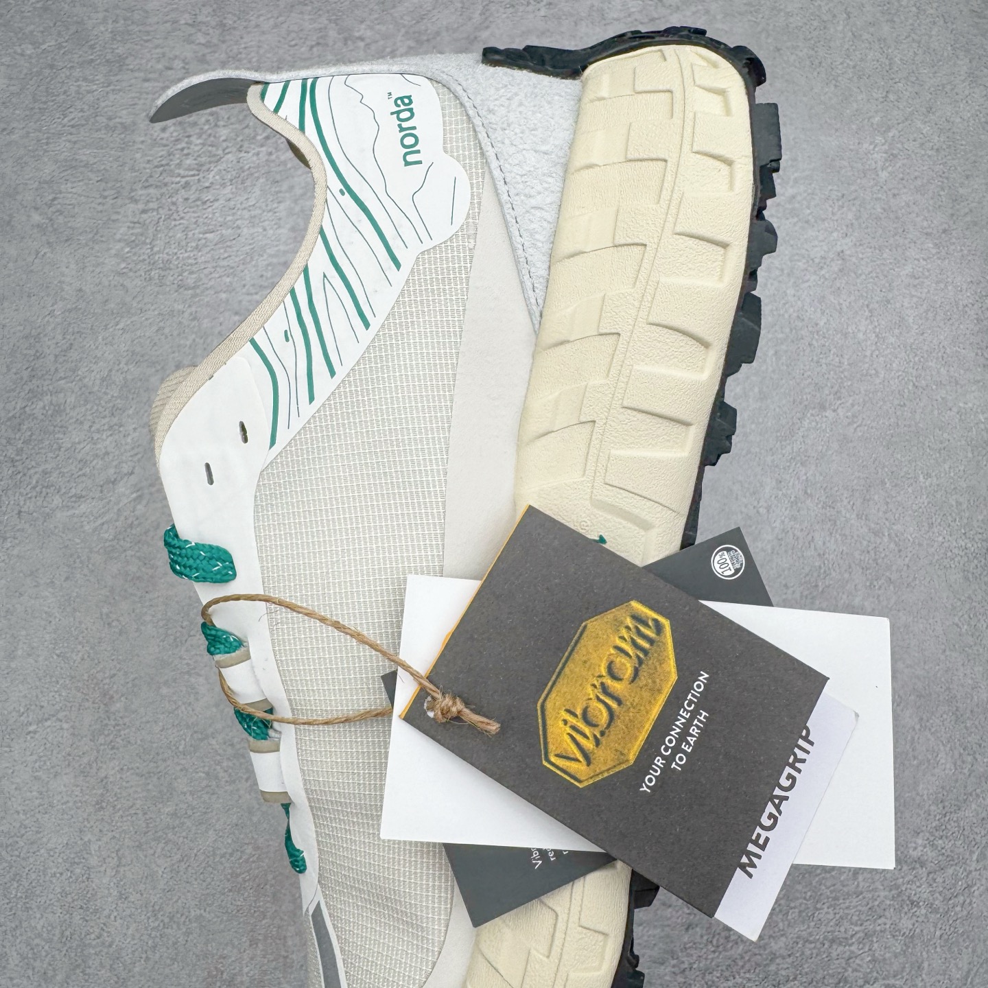 图片[7]-＃纯原 NORDA 001 G+ 轻便户外运动舒适防滑耐磨低帮跑步鞋 Norda是一个来自加拿大的品牌，由两位越野跑者Nicholas Martire 和Willamina Martire夫妇联合其他两位合作者创立，旨在打造全球最佳的越野跑鞋。在品牌正式成立之前，他们邀请了运动员、艺术家和材料专家，共同讨论如何塑造这个全新的品牌。最终，Norda品牌在2020年正式成立，但他们的第一双鞋子Norda001直到2022年1月才发布。在品牌成立的三年里，Norda总共只推出了两款跑鞋，但在配色和其他品牌的合作上却频频发力。包括Zegna、Ciele和Satisfy等跑步圈里的当红品牌，都进行了联名。Zegna更是在今年年初收购了一部分Norda的股份，并宣称将会在未来投入更多资金支持品牌的发展。尺码：36 36.5 37.5 38 38.5 39 40 40.5 41 42 42.5 43 44 44.5 45 46-选品中心