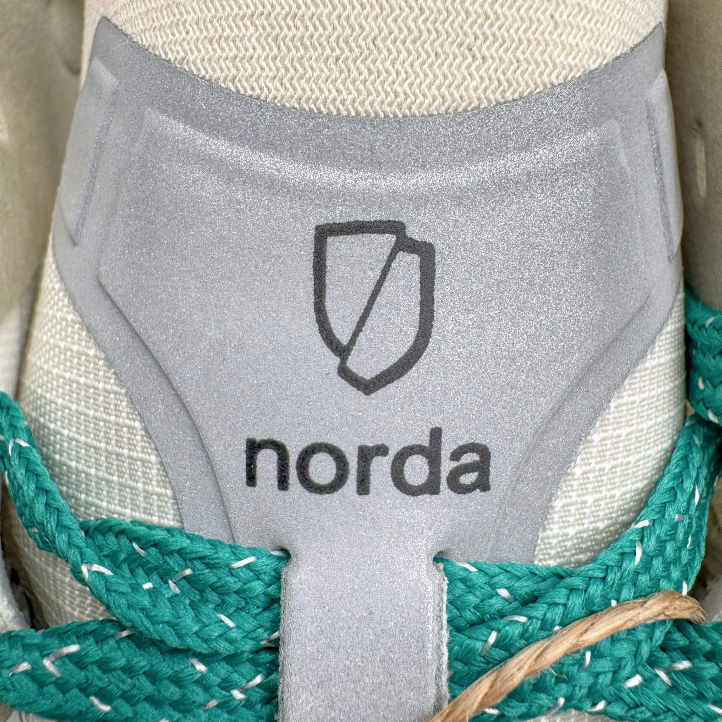 图片[22]-＃纯原 NORDA 001 G+ 轻便户外运动舒适防滑耐磨低帮跑步鞋 Norda是一个来自加拿大的品牌，由两位越野跑者Nicholas Martire 和Willamina Martire夫妇联合其他两位合作者创立，旨在打造全球最佳的越野跑鞋。在品牌正式成立之前，他们邀请了运动员、艺术家和材料专家，共同讨论如何塑造这个全新的品牌。最终，Norda品牌在2020年正式成立，但他们的第一双鞋子Norda001直到2022年1月才发布。在品牌成立的三年里，Norda总共只推出了两款跑鞋，但在配色和其他品牌的合作上却频频发力。包括Zegna、Ciele和Satisfy等跑步圈里的当红品牌，都进行了联名。Zegna更是在今年年初收购了一部分Norda的股份，并宣称将会在未来投入更多资金支持品牌的发展。尺码：36 36.5 37.5 38 38.5 39 40 40.5 41 42 42.5 43 44 44.5 45 46-选品中心