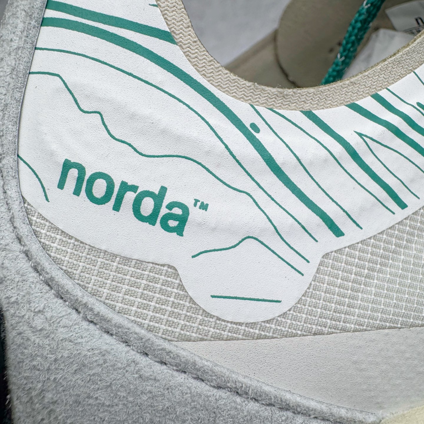 图片[17]-＃纯原 NORDA 001 G+ 轻便户外运动舒适防滑耐磨低帮跑步鞋 Norda是一个来自加拿大的品牌，由两位越野跑者Nicholas Martire 和Willamina Martire夫妇联合其他两位合作者创立，旨在打造全球最佳的越野跑鞋。在品牌正式成立之前，他们邀请了运动员、艺术家和材料专家，共同讨论如何塑造这个全新的品牌。最终，Norda品牌在2020年正式成立，但他们的第一双鞋子Norda001直到2022年1月才发布。在品牌成立的三年里，Norda总共只推出了两款跑鞋，但在配色和其他品牌的合作上却频频发力。包括Zegna、Ciele和Satisfy等跑步圈里的当红品牌，都进行了联名。Zegna更是在今年年初收购了一部分Norda的股份，并宣称将会在未来投入更多资金支持品牌的发展。尺码：36 36.5 37.5 38 38.5 39 40 40.5 41 42 42.5 43 44 44.5 45 46-选品中心