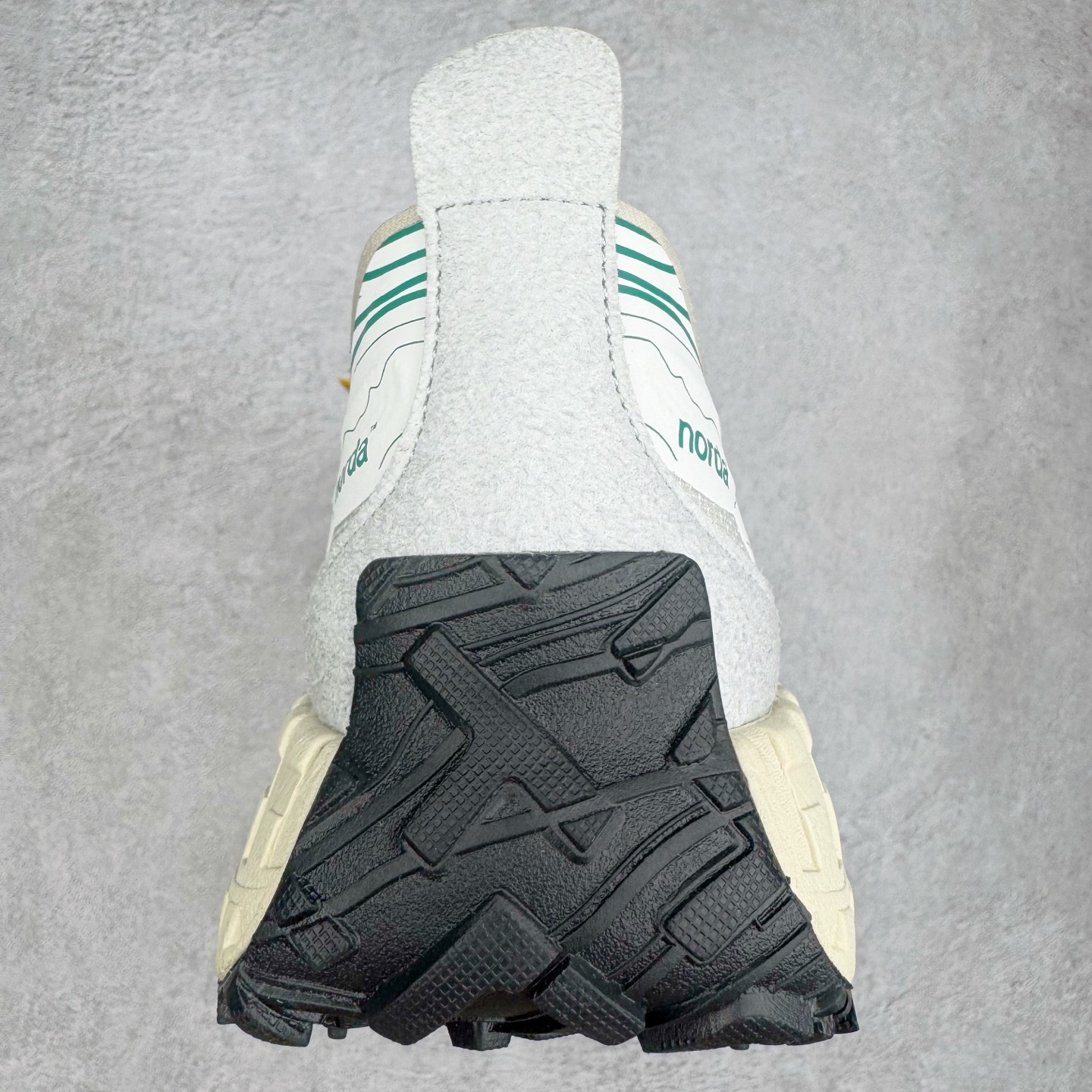 图片[8]-＃纯原 NORDA 001 G+ 轻便户外运动舒适防滑耐磨低帮跑步鞋 Norda是一个来自加拿大的品牌，由两位越野跑者Nicholas Martire 和Willamina Martire夫妇联合其他两位合作者创立，旨在打造全球最佳的越野跑鞋。在品牌正式成立之前，他们邀请了运动员、艺术家和材料专家，共同讨论如何塑造这个全新的品牌。最终，Norda品牌在2020年正式成立，但他们的第一双鞋子Norda001直到2022年1月才发布。在品牌成立的三年里，Norda总共只推出了两款跑鞋，但在配色和其他品牌的合作上却频频发力。包括Zegna、Ciele和Satisfy等跑步圈里的当红品牌，都进行了联名。Zegna更是在今年年初收购了一部分Norda的股份，并宣称将会在未来投入更多资金支持品牌的发展。尺码：36 36.5 37.5 38 38.5 39 40 40.5 41 42 42.5 43 44 44.5 45 46-选品中心
