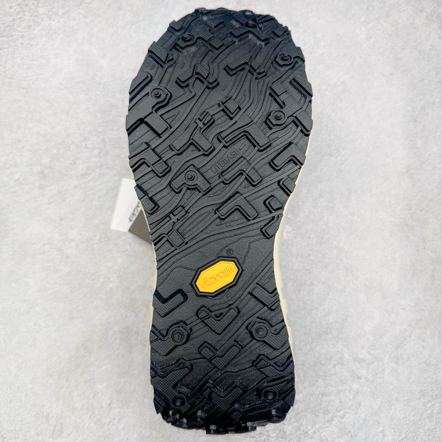 图片[9]-＃纯原 NORDA 001 G+ 轻便户外运动舒适防滑耐磨低帮跑步鞋 Norda是一个来自加拿大的品牌，由两位越野跑者Nicholas Martire 和Willamina Martire夫妇联合其他两位合作者创立，旨在打造全球最佳的越野跑鞋。在品牌正式成立之前，他们邀请了运动员、艺术家和材料专家，共同讨论如何塑造这个全新的品牌。最终，Norda品牌在2020年正式成立，但他们的第一双鞋子Norda001直到2022年1月才发布。在品牌成立的三年里，Norda总共只推出了两款跑鞋，但在配色和其他品牌的合作上却频频发力。包括Zegna、Ciele和Satisfy等跑步圈里的当红品牌，都进行了联名。Zegna更是在今年年初收购了一部分Norda的股份，并宣称将会在未来投入更多资金支持品牌的发展。尺码：36 36.5 37.5 38 38.5 39 40 40.5 41 42 42.5 43 44 44.5 45 46-选品中心