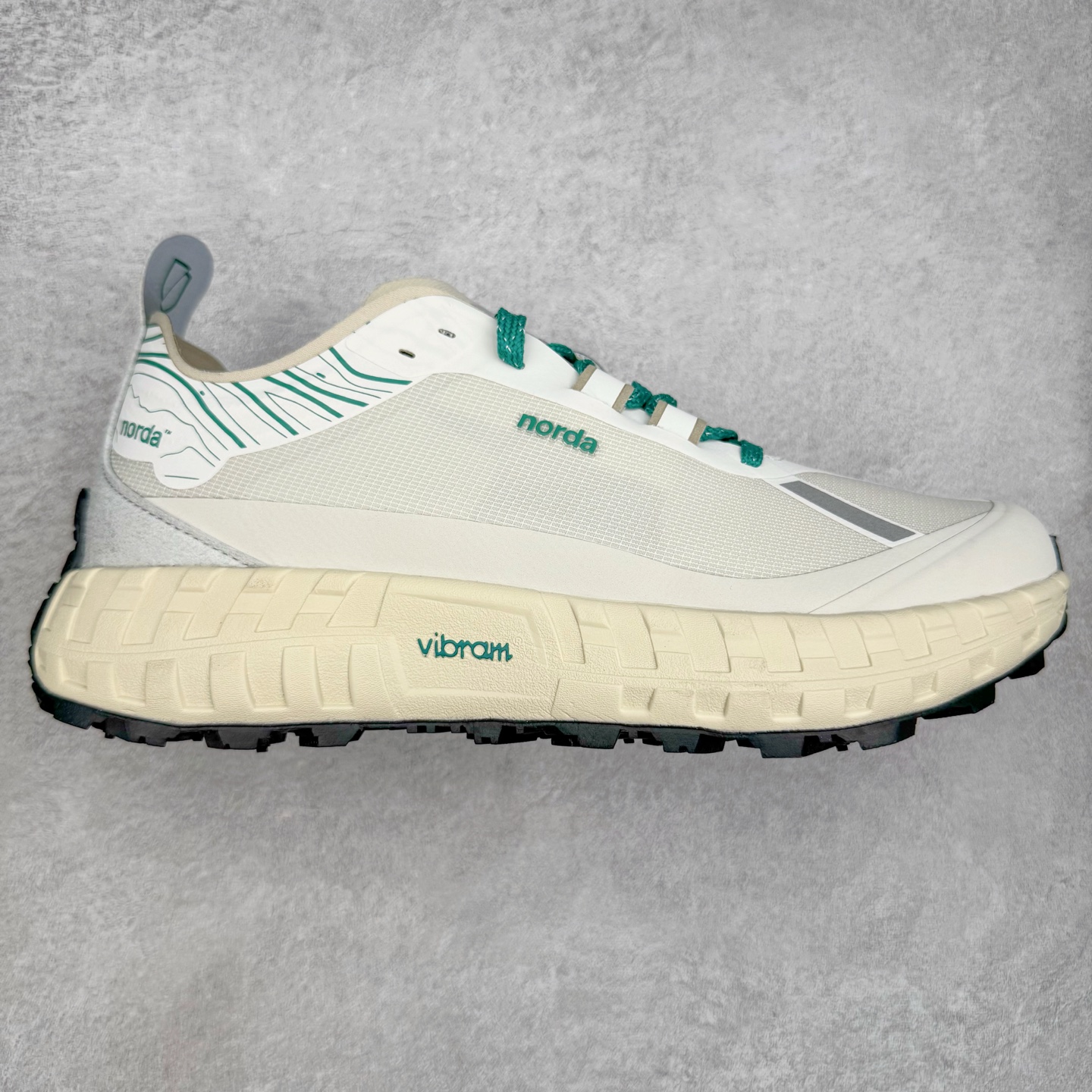 ＃纯原 NORDA 001 G+ 轻便户外运动舒适防滑耐磨低帮跑步鞋 Norda是一个来自加拿大的品牌，由两位越野跑者Nicholas Martire 和Willamina Martire夫妇联合其他两位合作者创立，旨在打造全球最佳的越野跑鞋。在品牌正式成立之前，他们邀请了运动员、艺术家和材料专家，共同讨论如何塑造这个全新的品牌。最终，Norda品牌在2020年正式成立，但他们的第一双鞋子Norda001直到2022年1月才发布。在品牌成立的三年里，Norda总共只推出了两款跑鞋，但在配色和其他品牌的合作上却频频发力。包括Zegna、Ciele和Satisfy等跑步圈里的当红品牌，都进行了联名。Zegna更是在今年年初收购了一部分Norda的股份，并宣称将会在未来投入更多资金支持品牌的发展。尺码：36 36.5 37.5 38 38.5 39 40 40.5 41 42 42.5 43 44 44.5 45 46-选品中心
