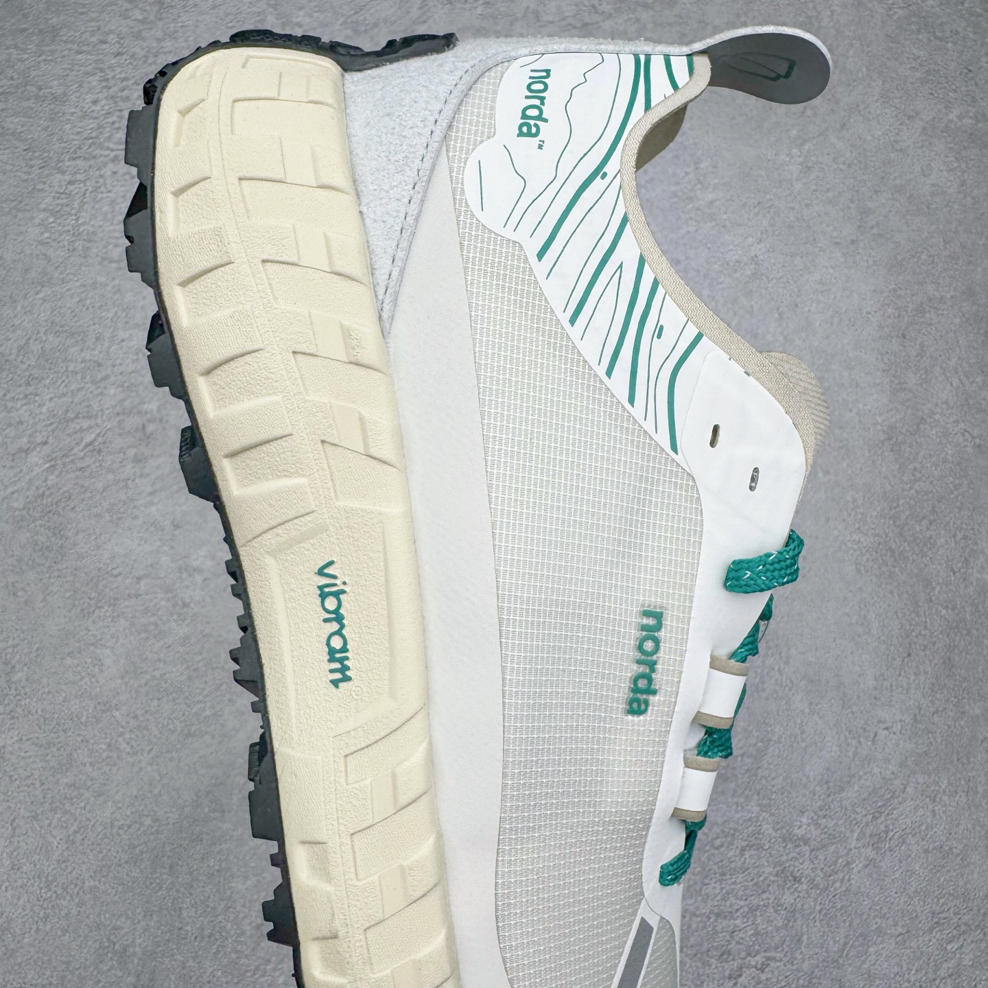 图片[6]-＃纯原 NORDA 001 G+ 轻便户外运动舒适防滑耐磨低帮跑步鞋 Norda是一个来自加拿大的品牌，由两位越野跑者Nicholas Martire 和Willamina Martire夫妇联合其他两位合作者创立，旨在打造全球最佳的越野跑鞋。在品牌正式成立之前，他们邀请了运动员、艺术家和材料专家，共同讨论如何塑造这个全新的品牌。最终，Norda品牌在2020年正式成立，但他们的第一双鞋子Norda001直到2022年1月才发布。在品牌成立的三年里，Norda总共只推出了两款跑鞋，但在配色和其他品牌的合作上却频频发力。包括Zegna、Ciele和Satisfy等跑步圈里的当红品牌，都进行了联名。Zegna更是在今年年初收购了一部分Norda的股份，并宣称将会在未来投入更多资金支持品牌的发展。尺码：36 36.5 37.5 38 38.5 39 40 40.5 41 42 42.5 43 44 44.5 45 46-选品中心