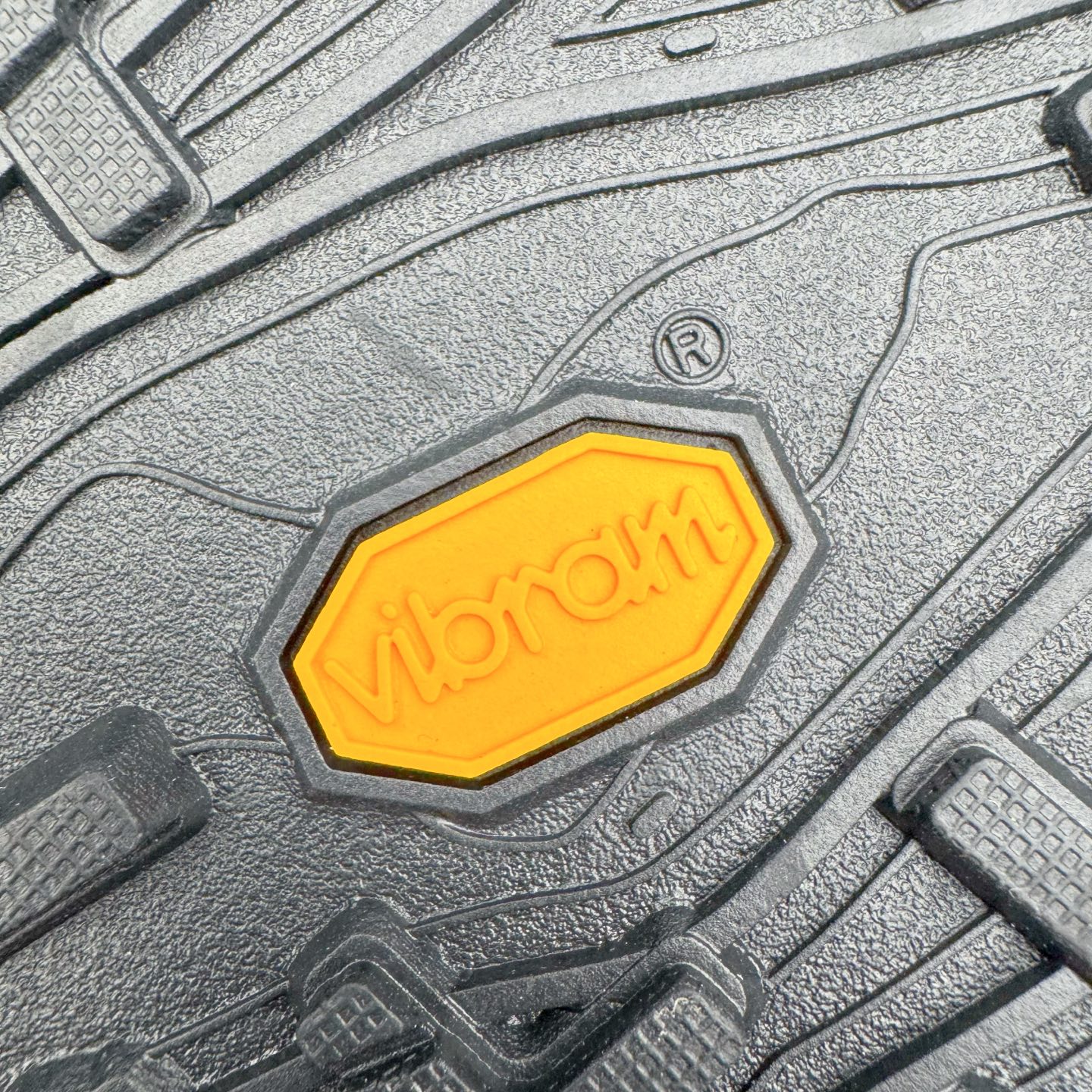 图片[10]-＃纯原 NORDA 001 G+ 轻便户外运动舒适防滑耐磨低帮跑步鞋 Norda是一个来自加拿大的品牌，由两位越野跑者Nicholas Martire 和Willamina Martire夫妇联合其他两位合作者创立，旨在打造全球最佳的越野跑鞋。在品牌正式成立之前，他们邀请了运动员、艺术家和材料专家，共同讨论如何塑造这个全新的品牌。最终，Norda品牌在2020年正式成立，但他们的第一双鞋子Norda001直到2022年1月才发布。在品牌成立的三年里，Norda总共只推出了两款跑鞋，但在配色和其他品牌的合作上却频频发力。包括Zegna、Ciele和Satisfy等跑步圈里的当红品牌，都进行了联名。Zegna更是在今年年初收购了一部分Norda的股份，并宣称将会在未来投入更多资金支持品牌的发展。尺码：36 36.5 37.5 38 38.5 39 40 40.5 41 42 42.5 43 44 44.5 45 46-选品中心