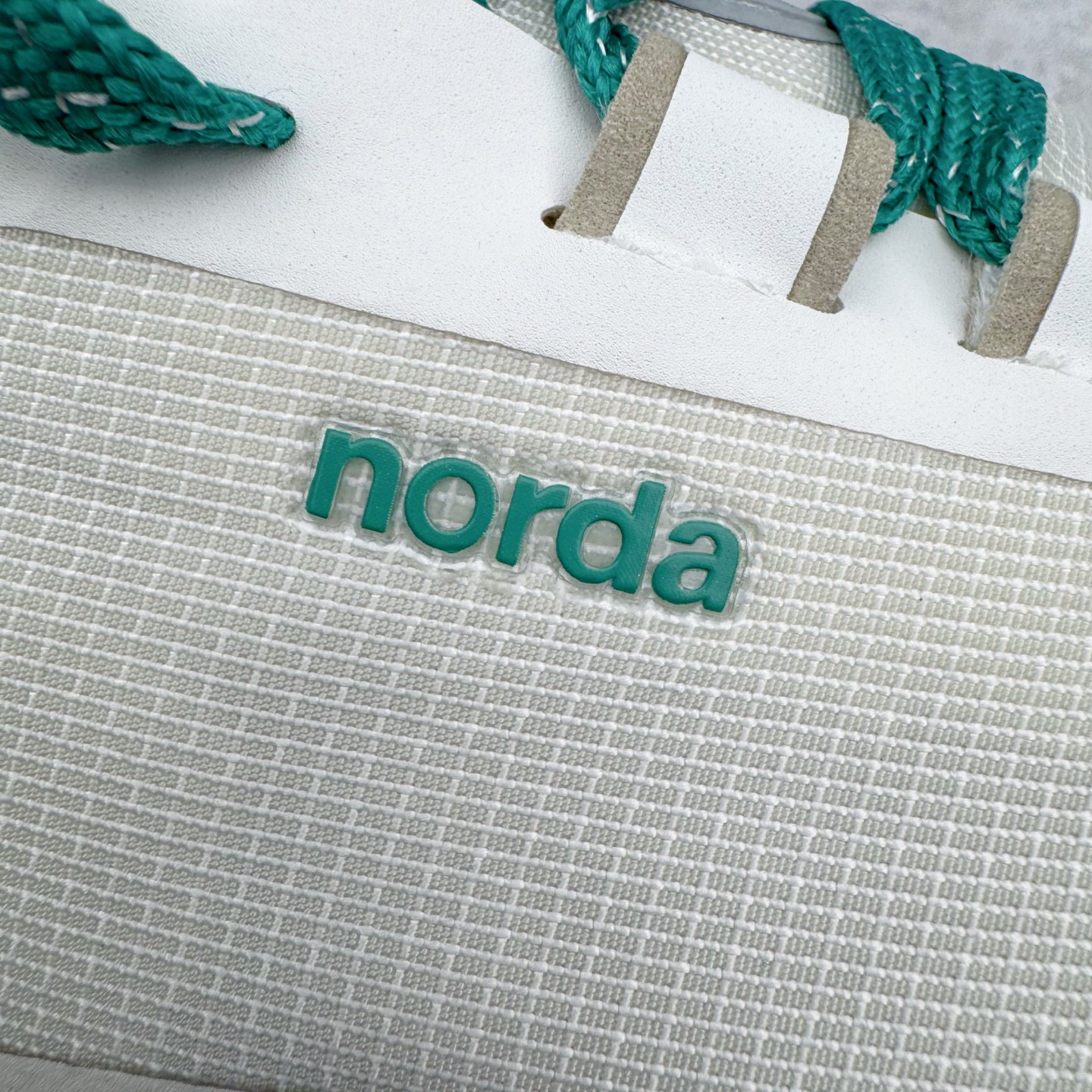 图片[19]-＃纯原 NORDA 001 G+ 轻便户外运动舒适防滑耐磨低帮跑步鞋 Norda是一个来自加拿大的品牌，由两位越野跑者Nicholas Martire 和Willamina Martire夫妇联合其他两位合作者创立，旨在打造全球最佳的越野跑鞋。在品牌正式成立之前，他们邀请了运动员、艺术家和材料专家，共同讨论如何塑造这个全新的品牌。最终，Norda品牌在2020年正式成立，但他们的第一双鞋子Norda001直到2022年1月才发布。在品牌成立的三年里，Norda总共只推出了两款跑鞋，但在配色和其他品牌的合作上却频频发力。包括Zegna、Ciele和Satisfy等跑步圈里的当红品牌，都进行了联名。Zegna更是在今年年初收购了一部分Norda的股份，并宣称将会在未来投入更多资金支持品牌的发展。尺码：36 36.5 37.5 38 38.5 39 40 40.5 41 42 42.5 43 44 44.5 45 46-选品中心