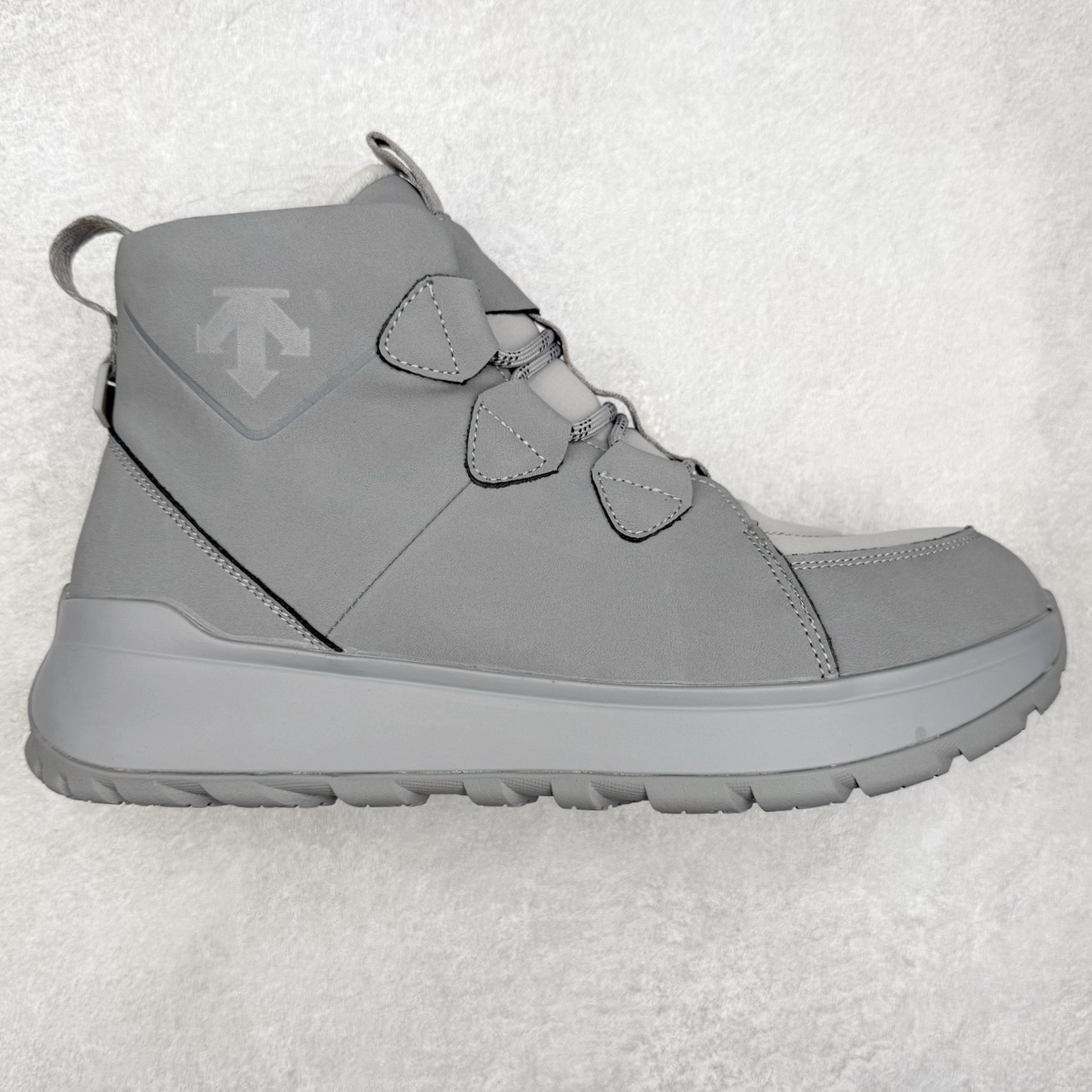 ＃HP 迪桑特DESCENTE Ski Style 耐磨 时尚舒适短筒雪地靴 男款 DESCENTE（迪桑特）创立于1935年，品牌名取自法语词汇，意为“滑降”。品牌箭头标识代表滑雪的三种技术“高速直线滑行”、“穿越”和“侧滑”，也寓意品牌在打造高端专业运动产品中不断追求完美的创新精神，致力于成为中国高端专业滑雪、综训、女子、铁人三项、高尔夫的第一品牌。尺码：39 40 40.5 41 42 42.5 43 44 44.5 45-选品中心